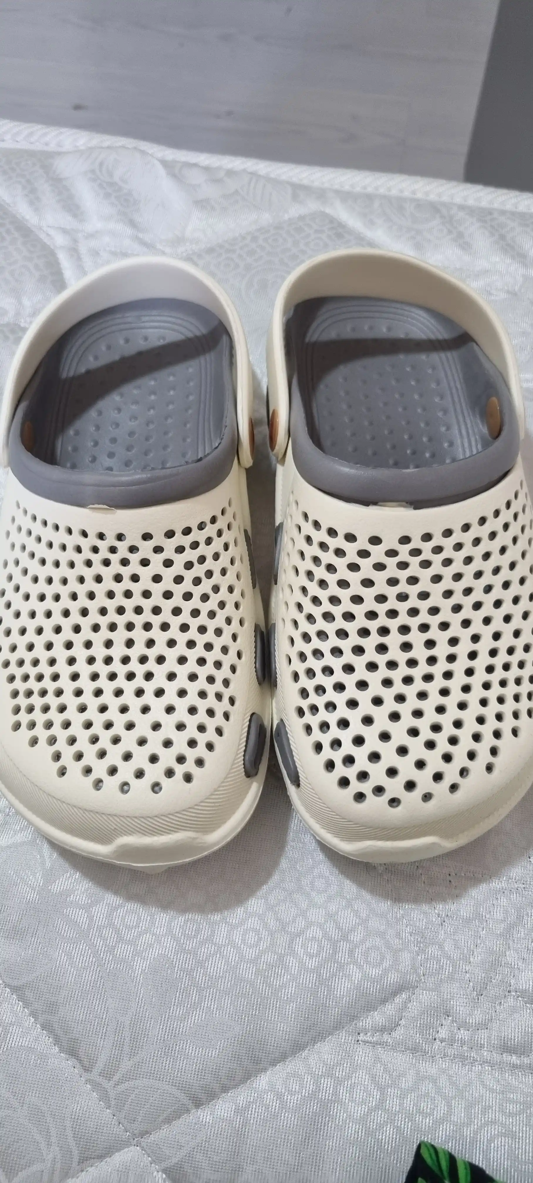 Ayollar uchun yengil EVA klog shippaklari Crocs uslubida