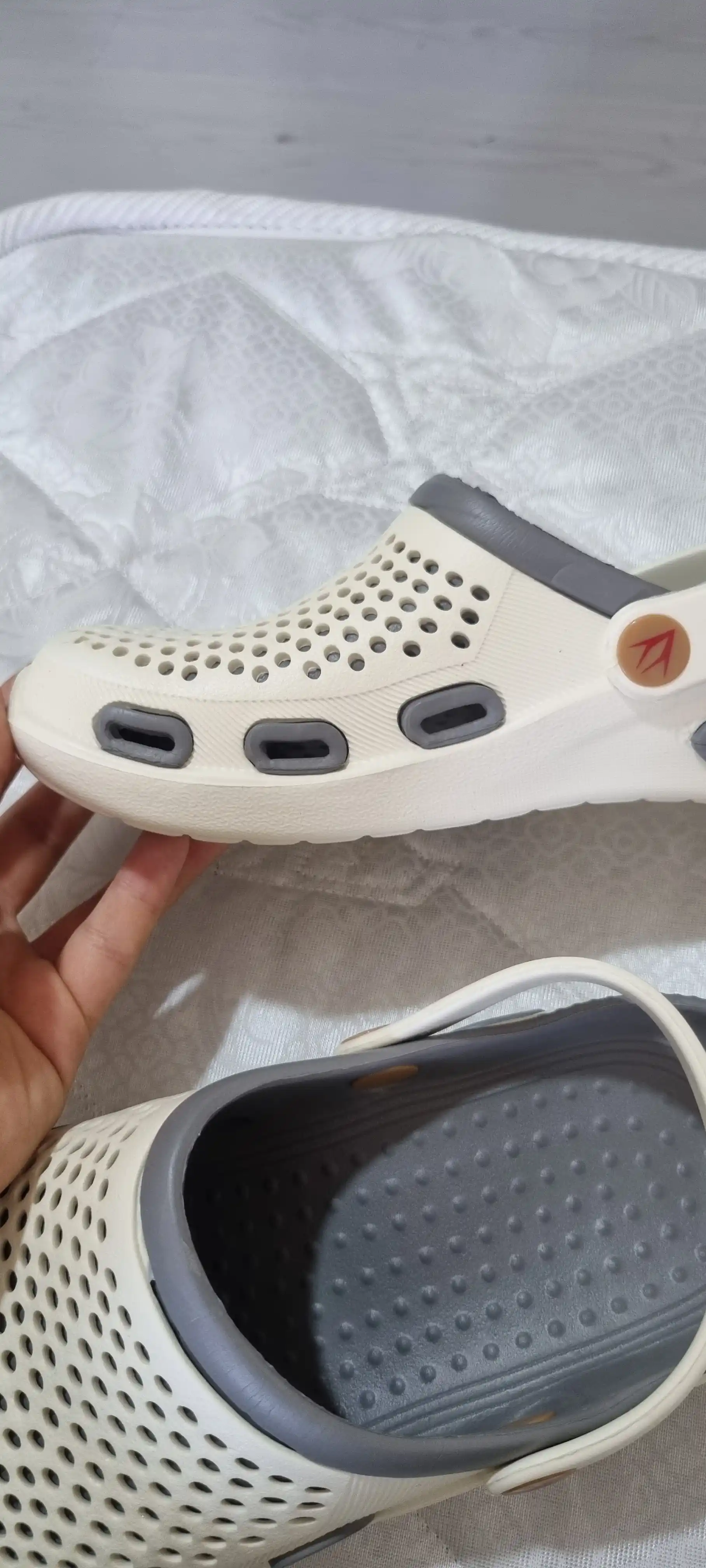 Ayollar uchun yengil EVA klog shippaklari Crocs uslubida