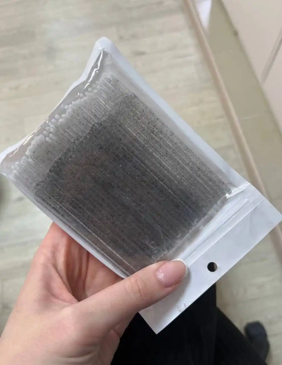 Qoshlar va kutikula kipriklarini o‘stirish uchun mikrobrashlar, o‘ramda 100 dona - lak gel bog‘lamlari uchun
