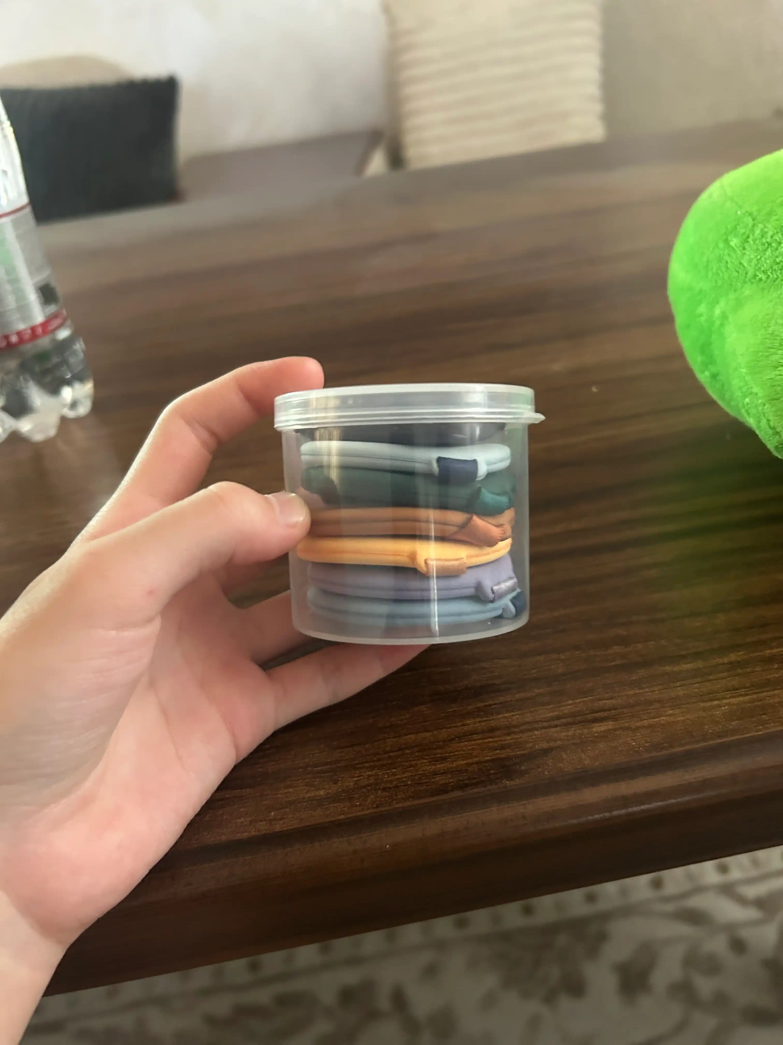 Kosmetik pufflar to‘plami, makiyaj uchun yumshoq gubkalar, quti bilan