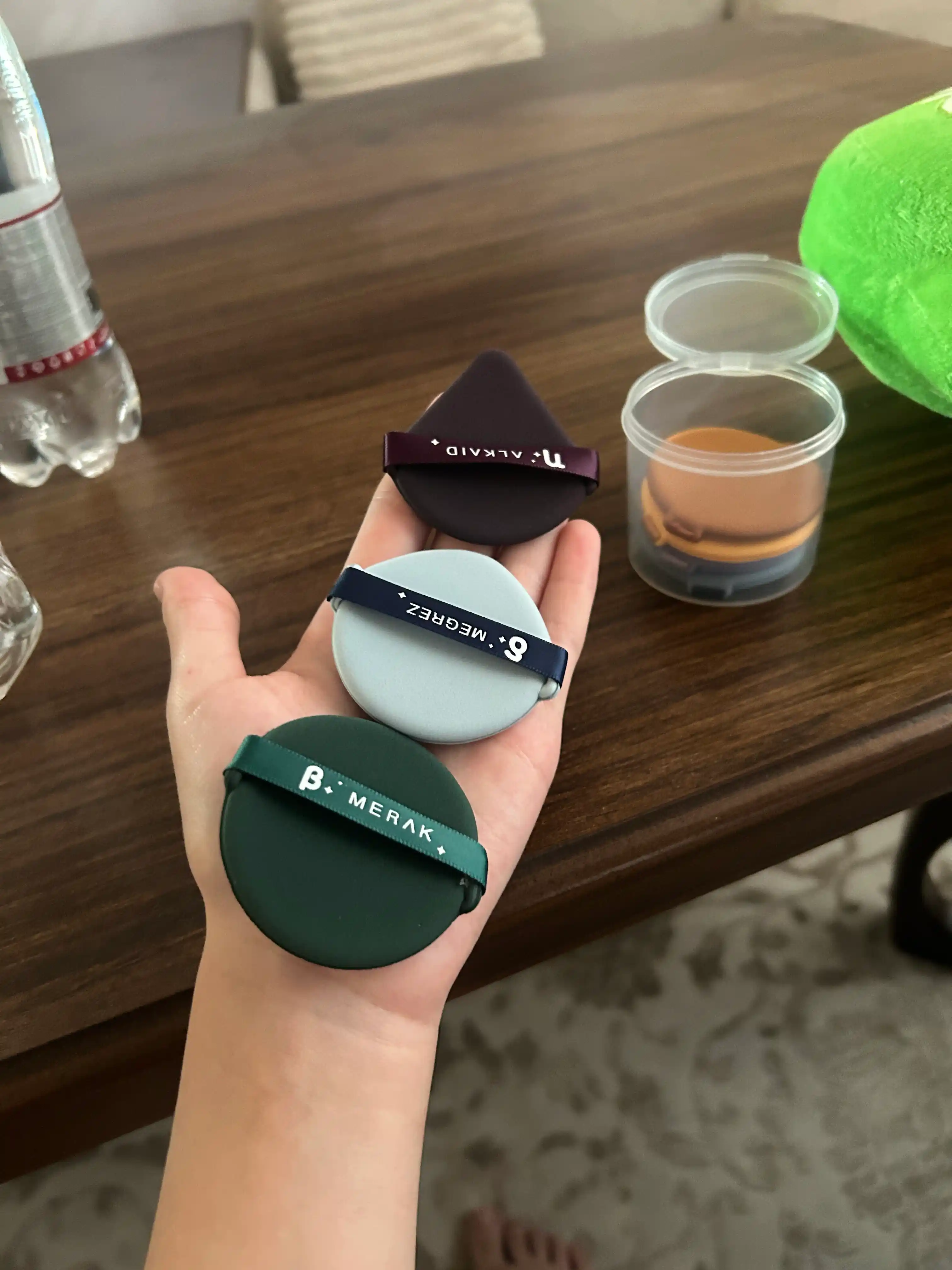 Kosmetik pufflar to‘plami, makiyaj uchun yumshoq gubkalar, quti bilan