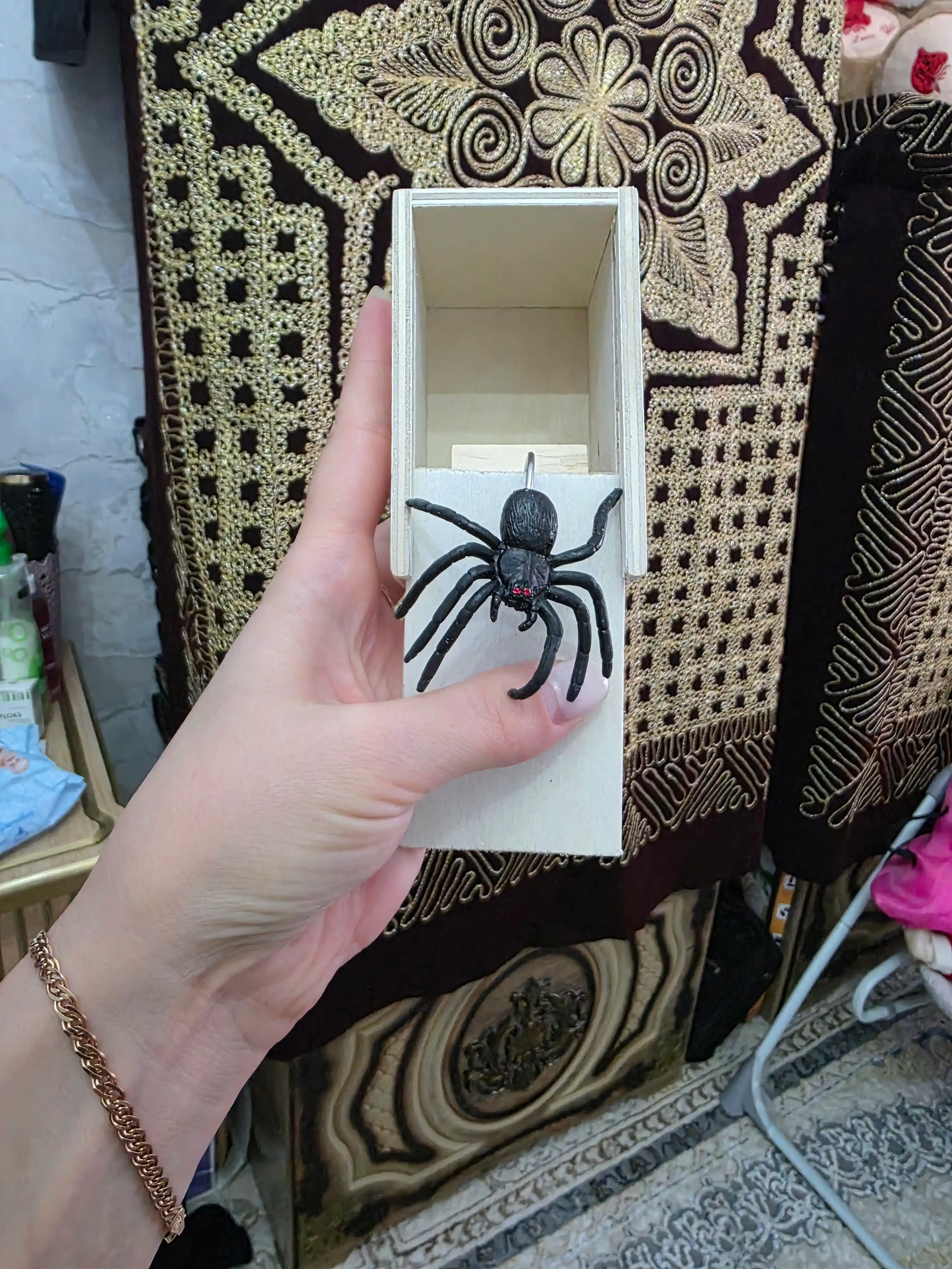 Паук из коробки, игрушка прикол (пранк)