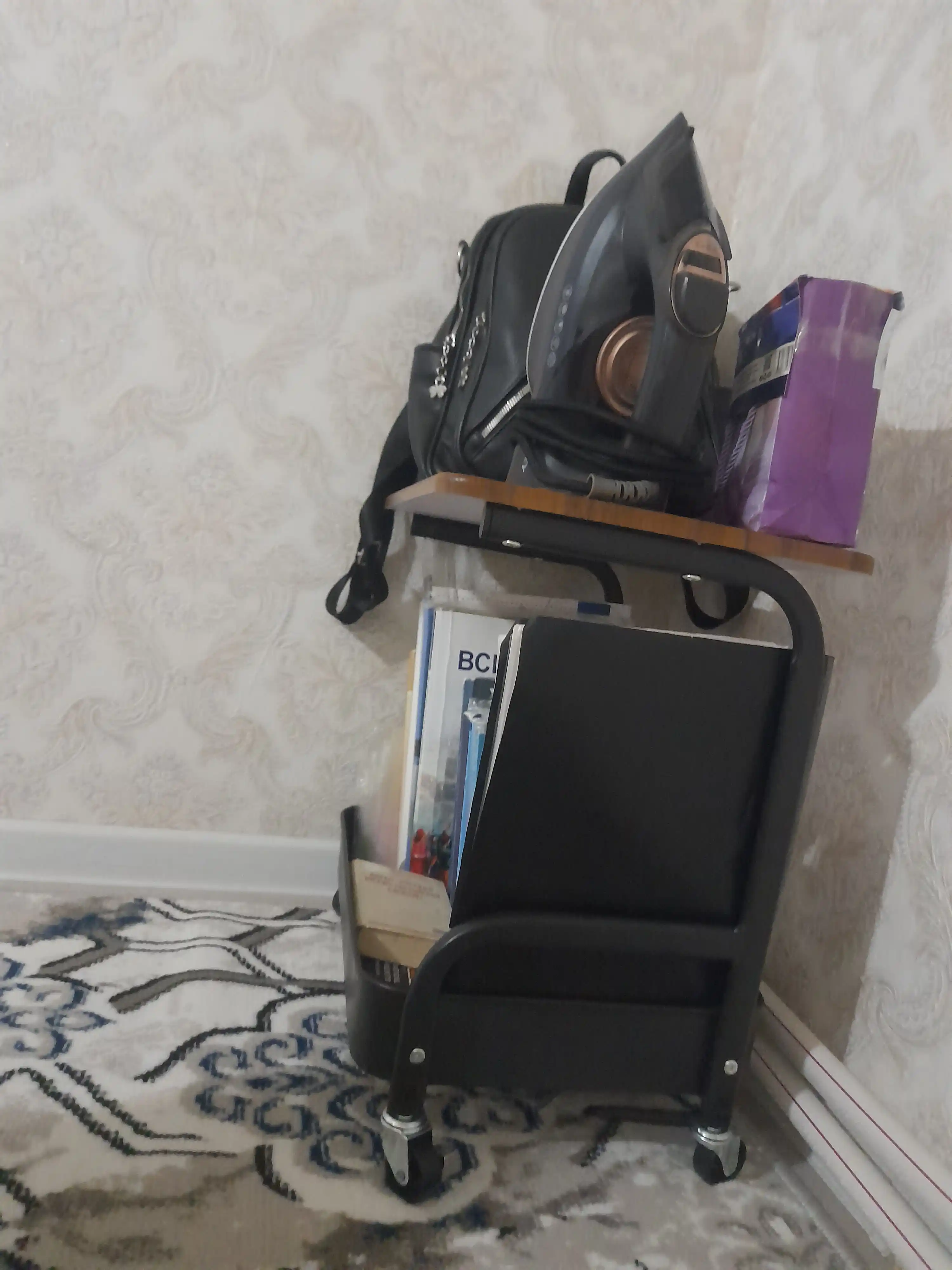 Metall karkasli va yog‘och tokchali ikki qavatli g‘ildirakli ko‘chma stolcha
