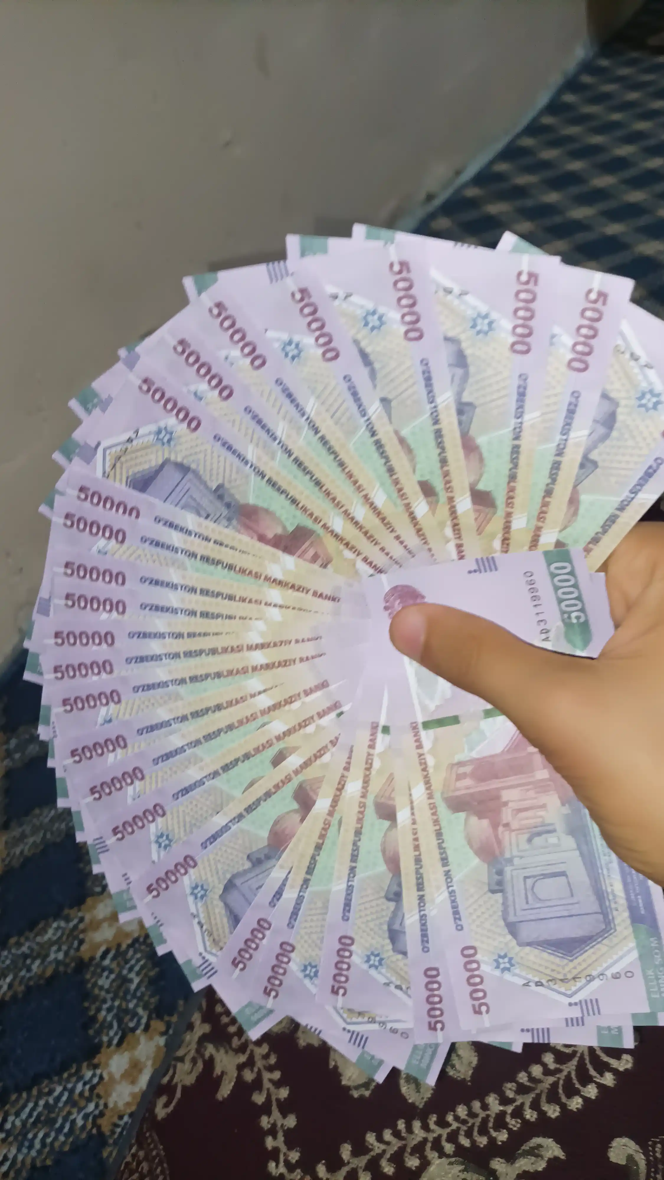 Suvenir pullar, so‘m kupyuralari, 50 ming, 100 mimg, 200 ming