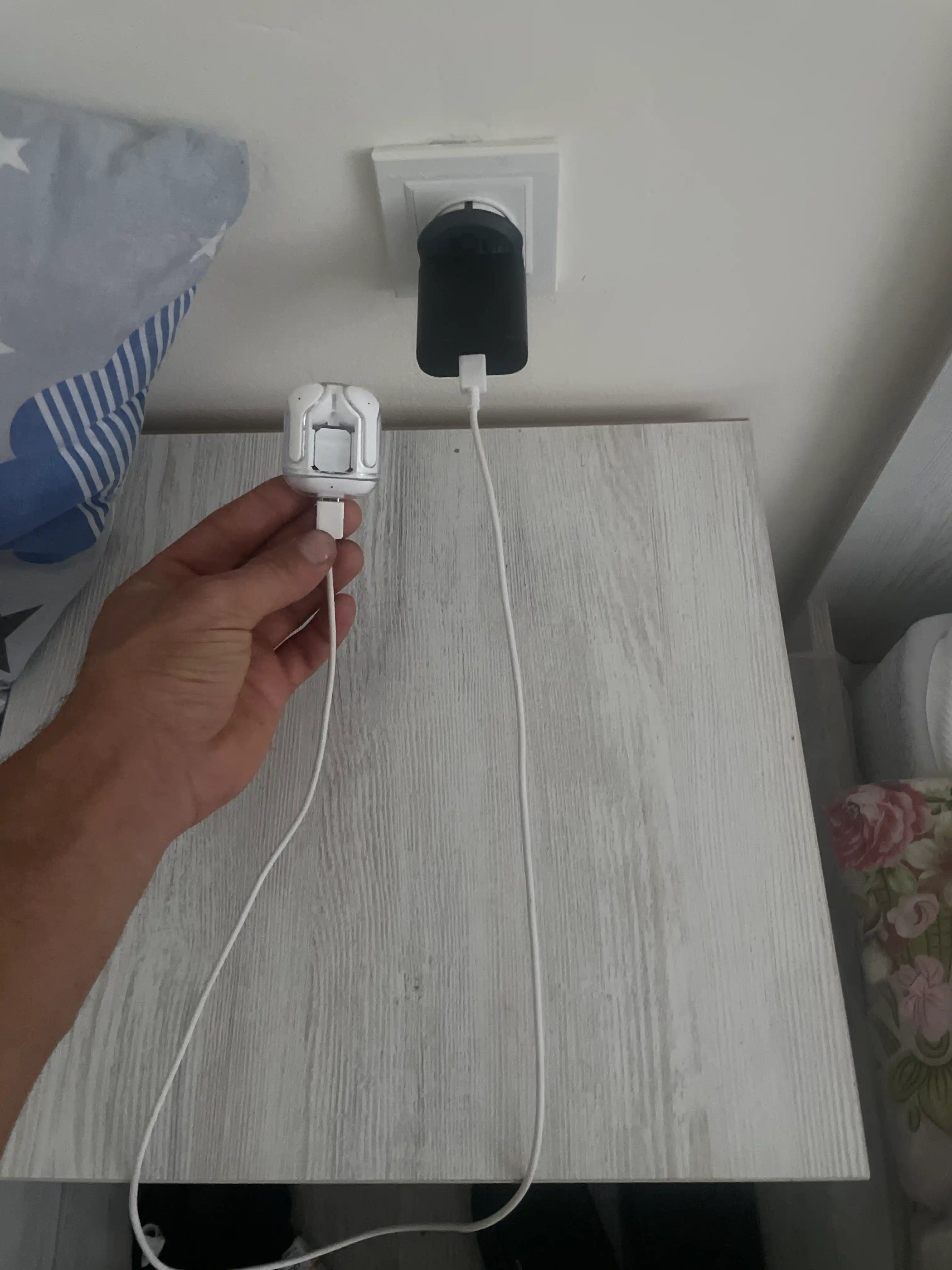 Simsiz quloqchilar, displeyli, mikrofonli va shovqinni kamaytiradi