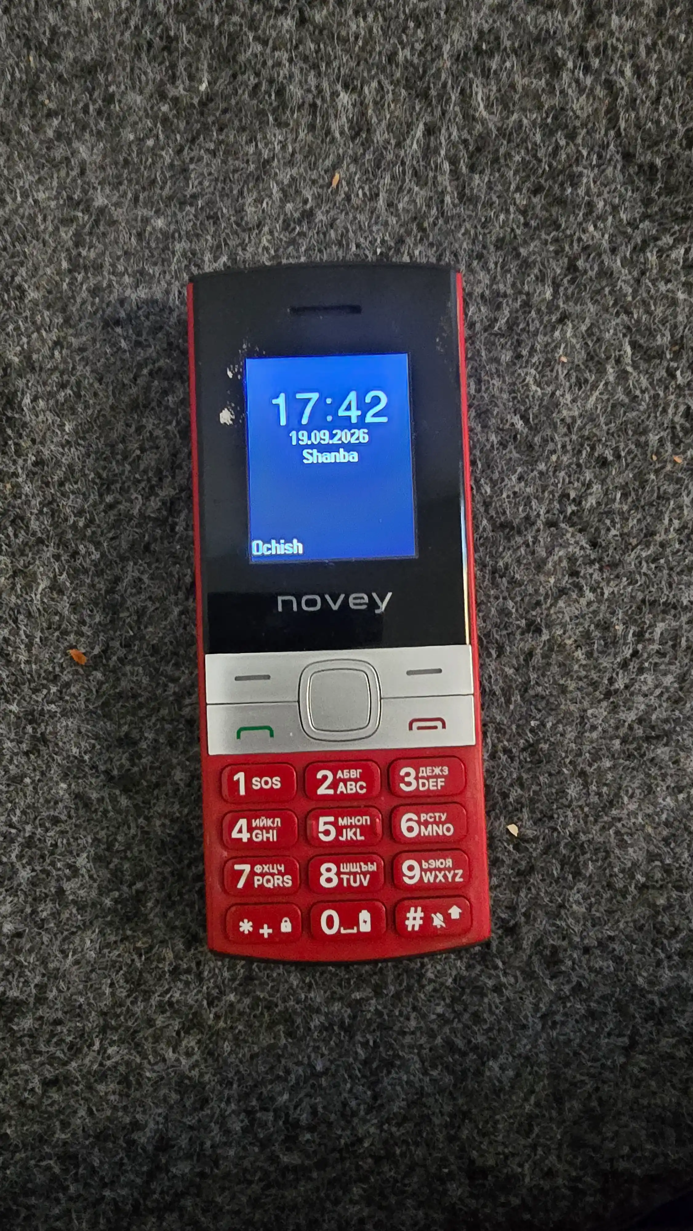 Novey 130 knopkali telefon, ingichka korpus, kamerasiz, 2 SIM