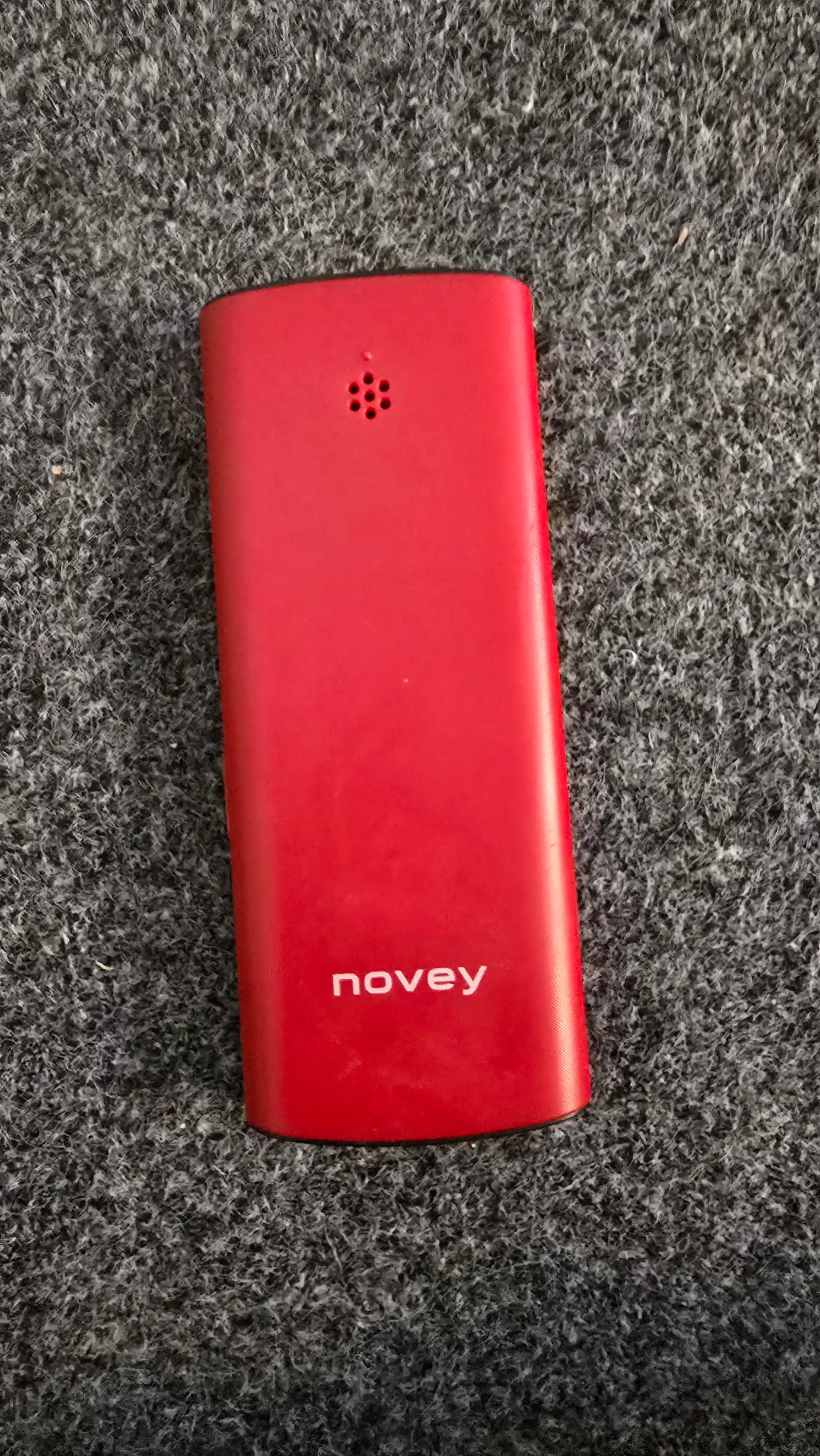 Novey 130 knopkali telefon, ingichka korpus, kamerasiz, 2 SIM