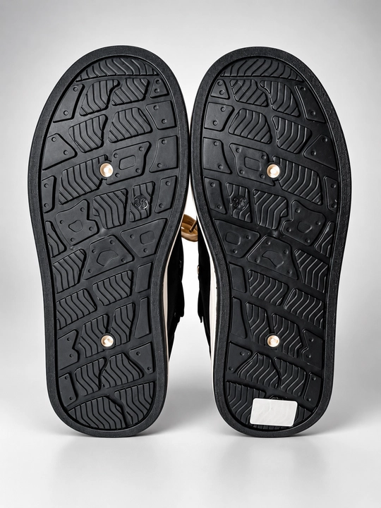 Platforma ustidagi ichi mo‘ynali ayollar krossovkasi