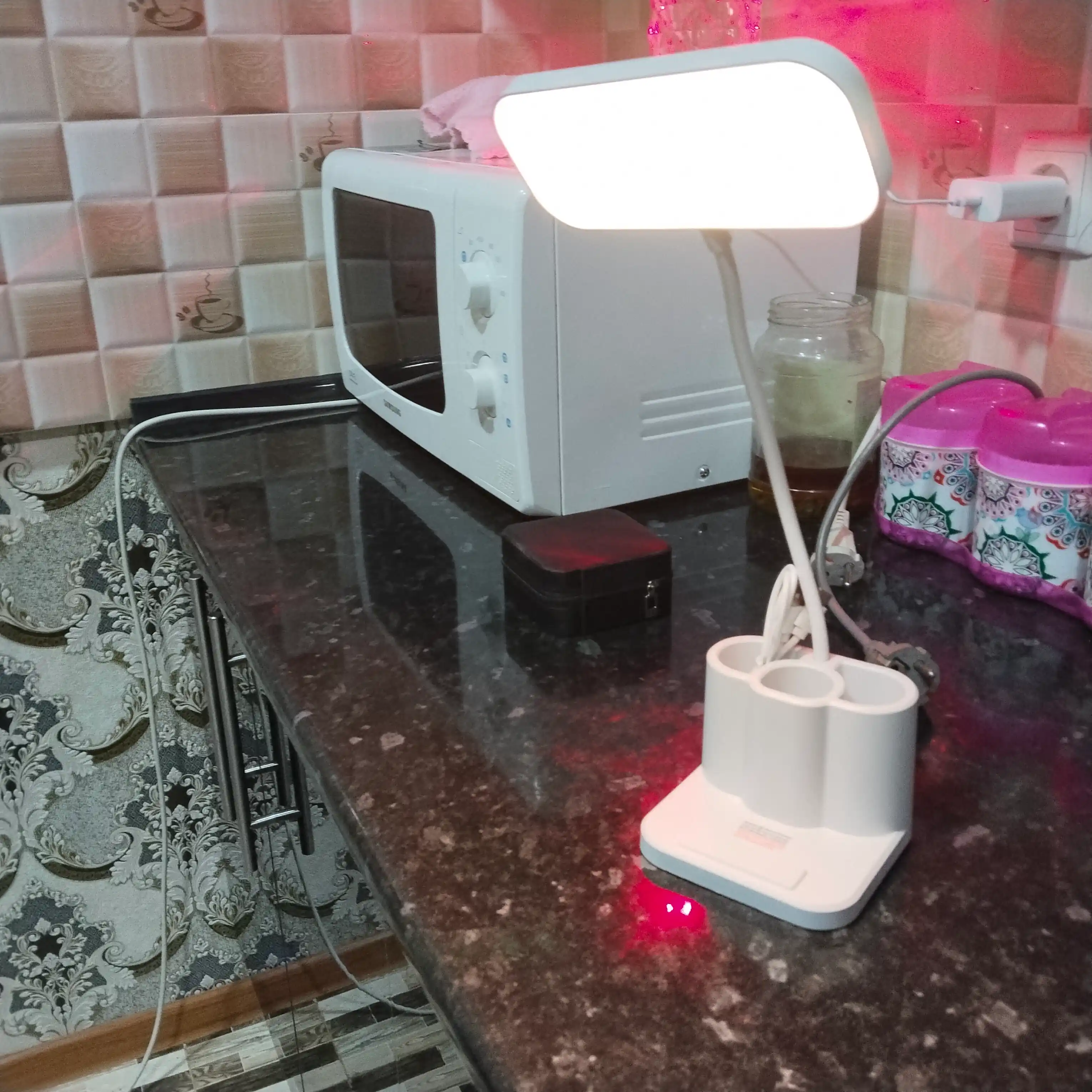 Smart LED lampa, yorqin nur va tashkilotchilik birgalikda
