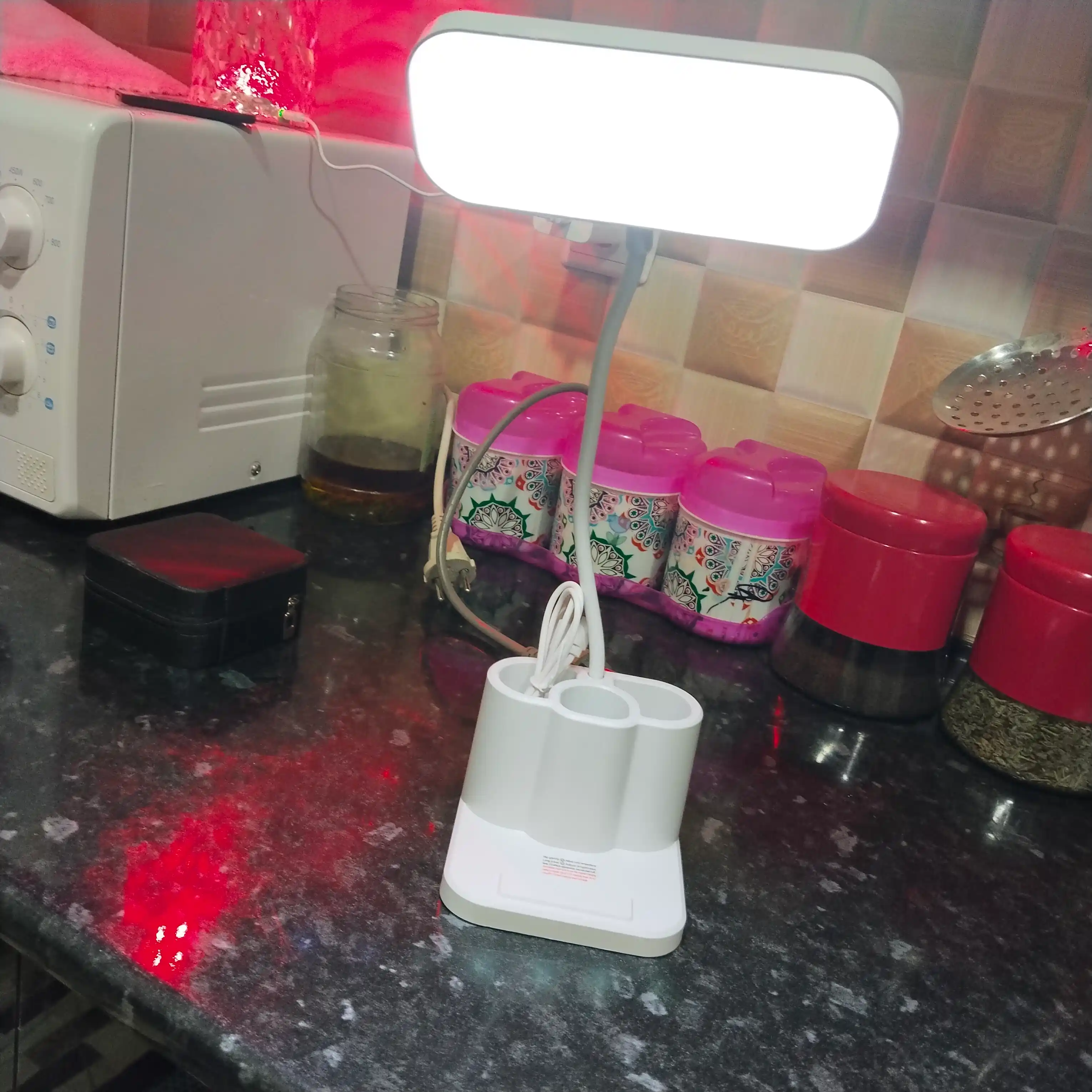 Smart LED lampa, yorqin nur va tashkilotchilik birgalikda