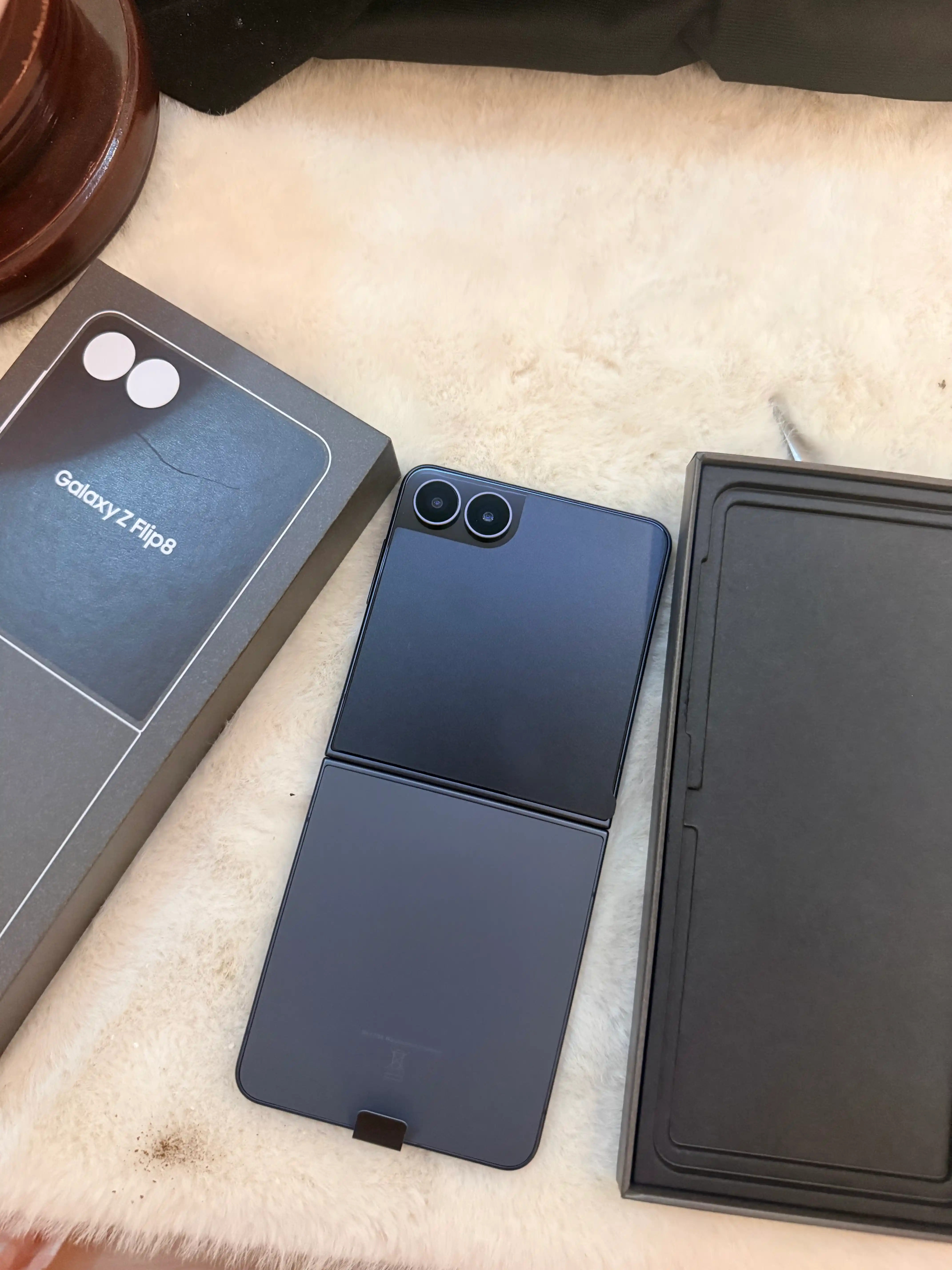 Смартфон Samsung Galaxy Z Flip 8,Dynamic AMOLED 2X Infinity Flex,50МП с OIS,гарантия 1 год