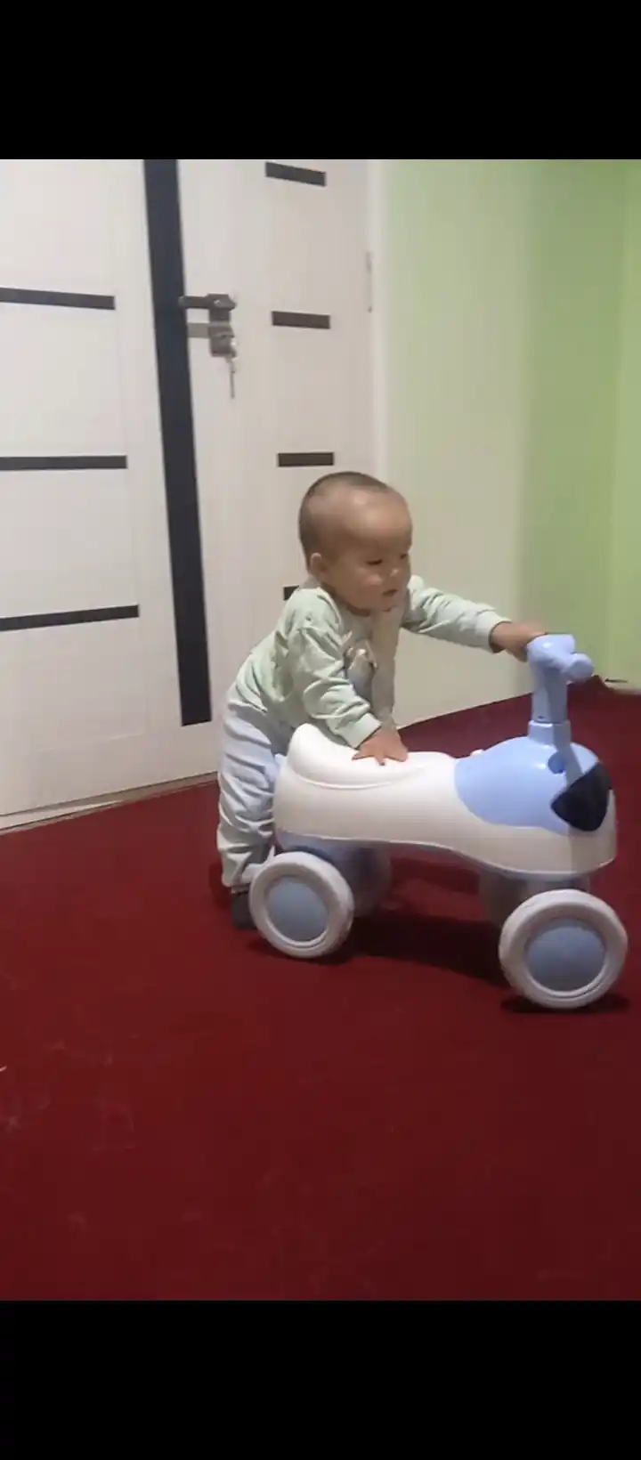 Bolalar uchun to‘rt g‘ildirakli tolokar-katalka, pedalsiz yuguruvchi, muvozanatlovchi velosiped, 1+