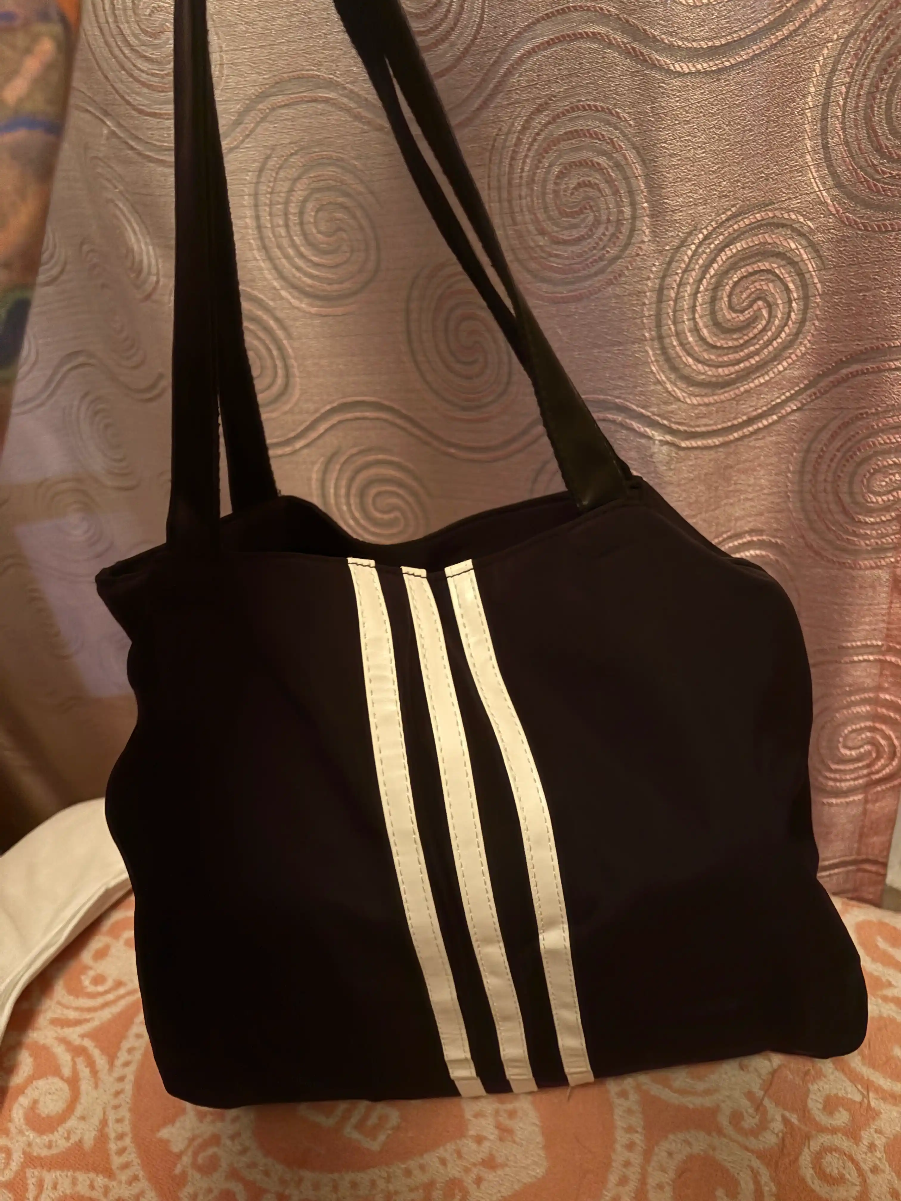 Katta ayollar uchun qora shopper sumka, yelkaga osib taqiladigan, ish va o‘qish uchun, A4