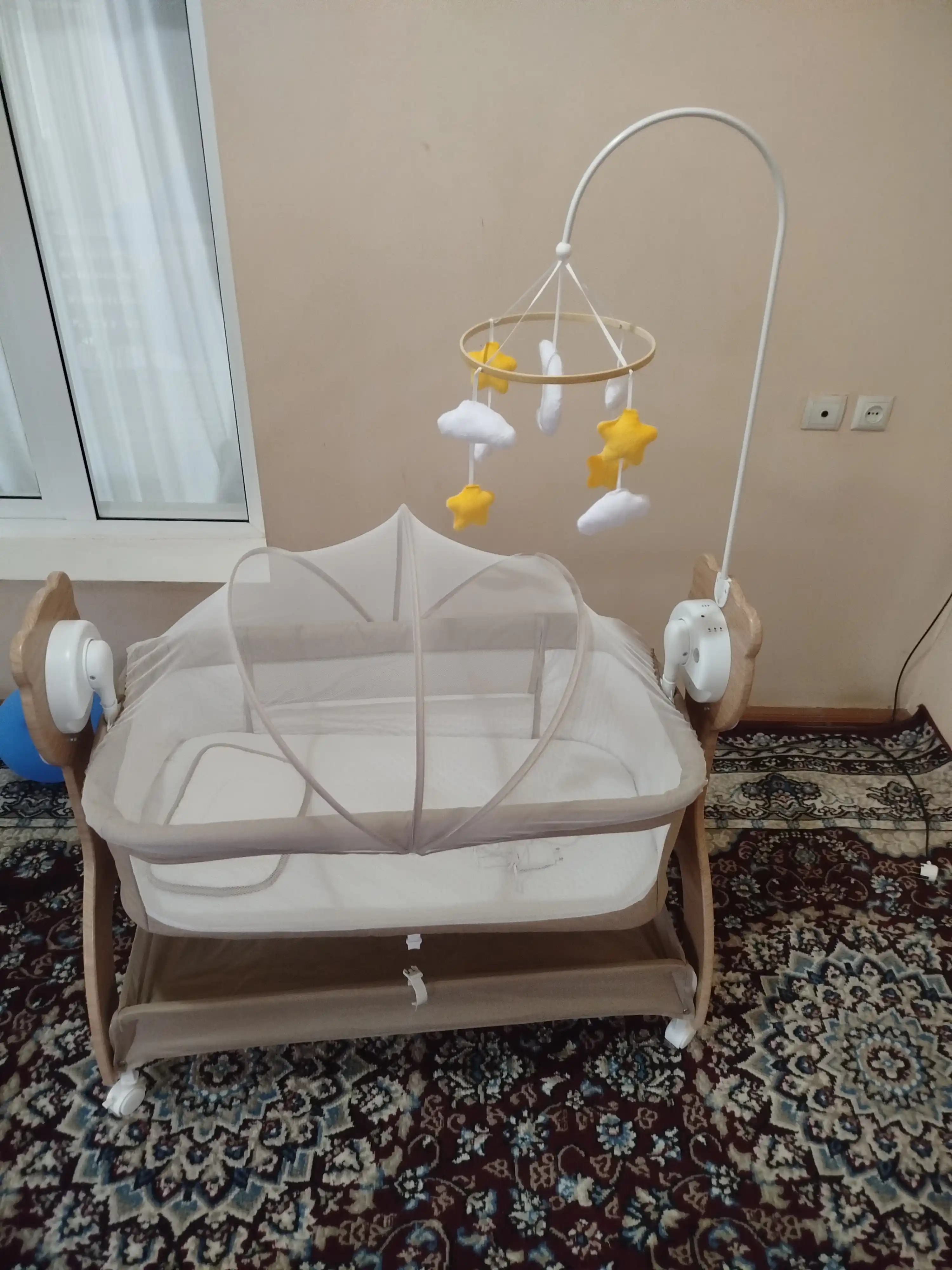 Yangi tug‘ilgan chaqaloqlar uchun yonma-yon qo‘yiladigan bolalar karavoti, elektron beshik