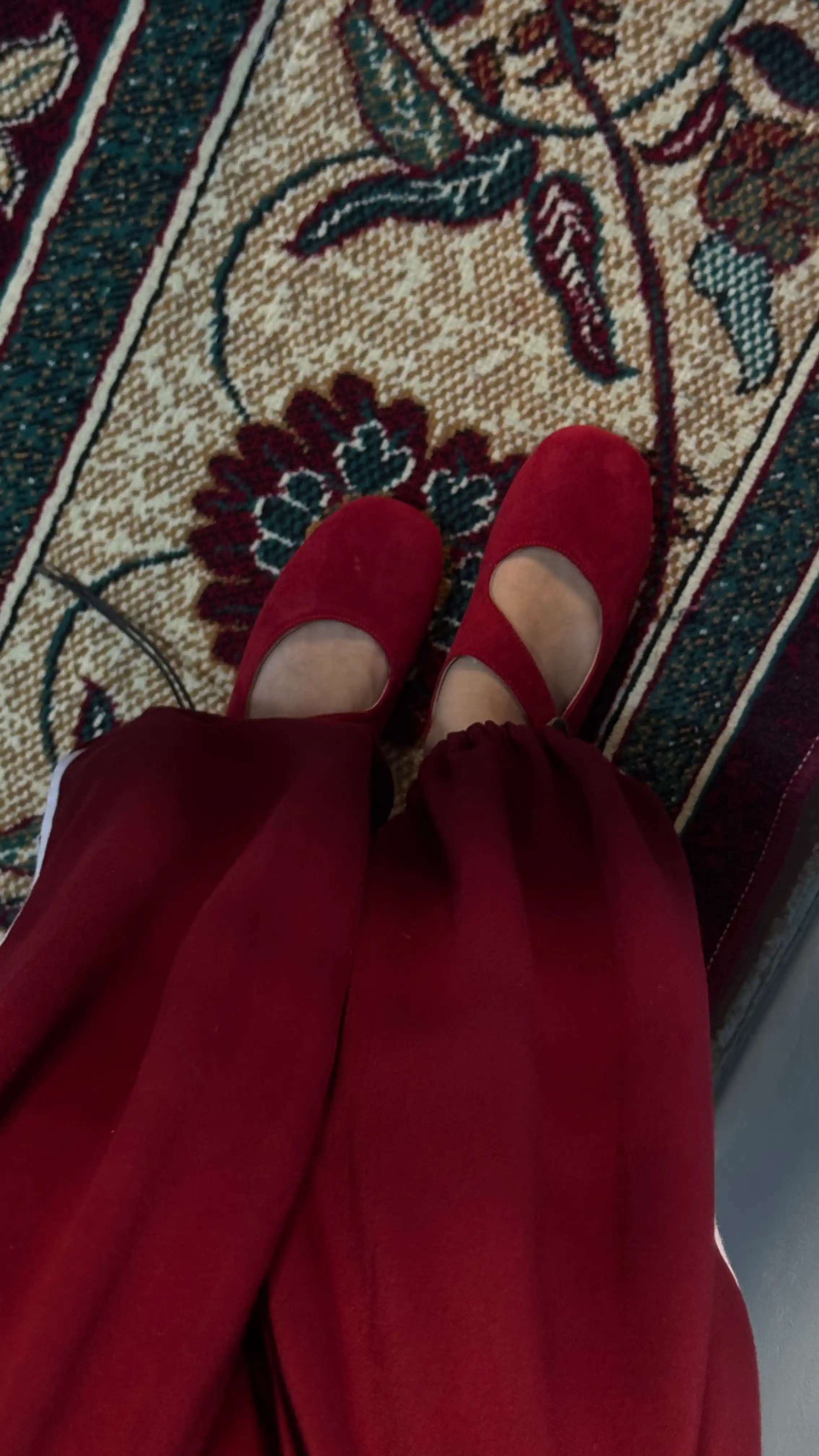 Ayollar uchun zamonaviy zamsh tufli – Mary Jane uslubidagi yopiq baletka