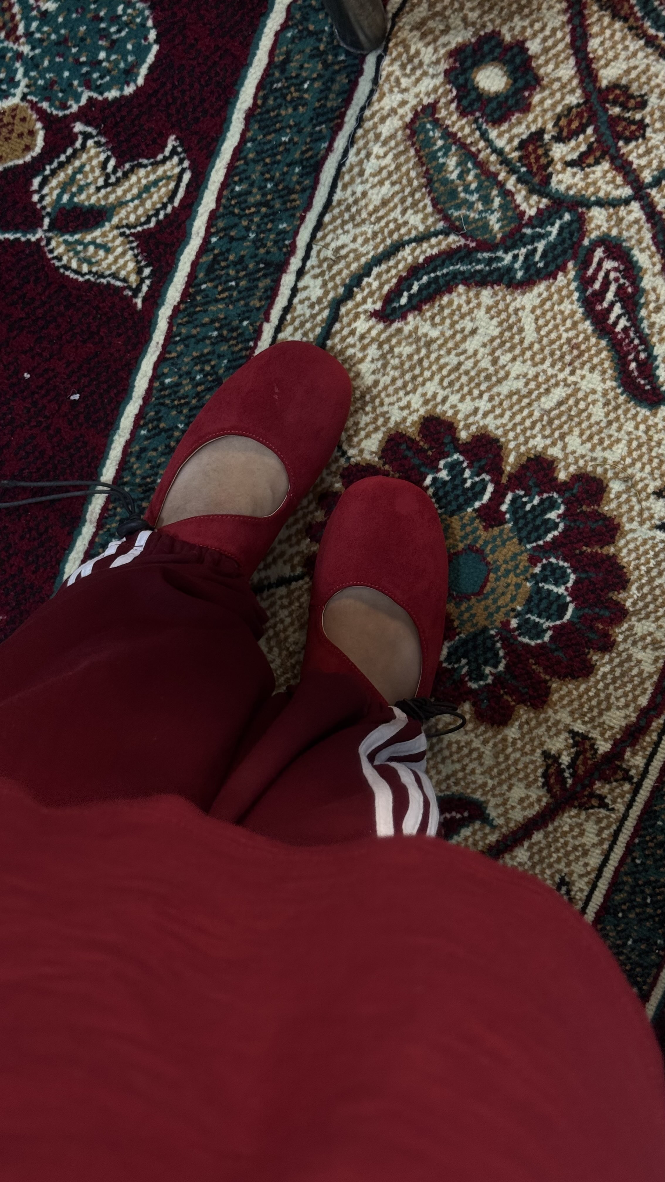 Ayollar uchun zamonaviy zamsh tufli – Mary Jane uslubidagi yopiq baletka