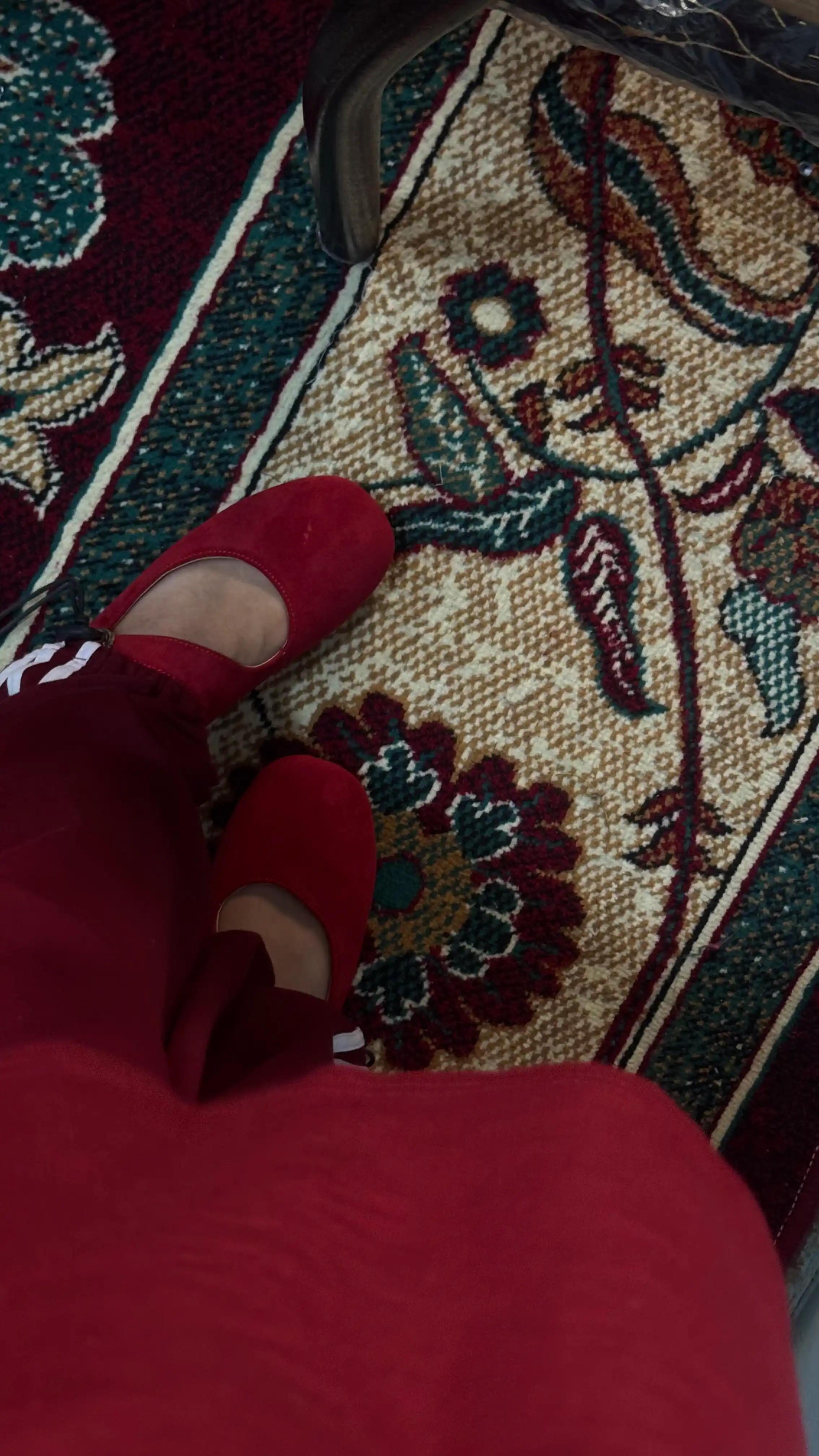 Ayollar uchun zamonaviy zamsh tufli – Mary Jane uslubidagi yopiq baletka