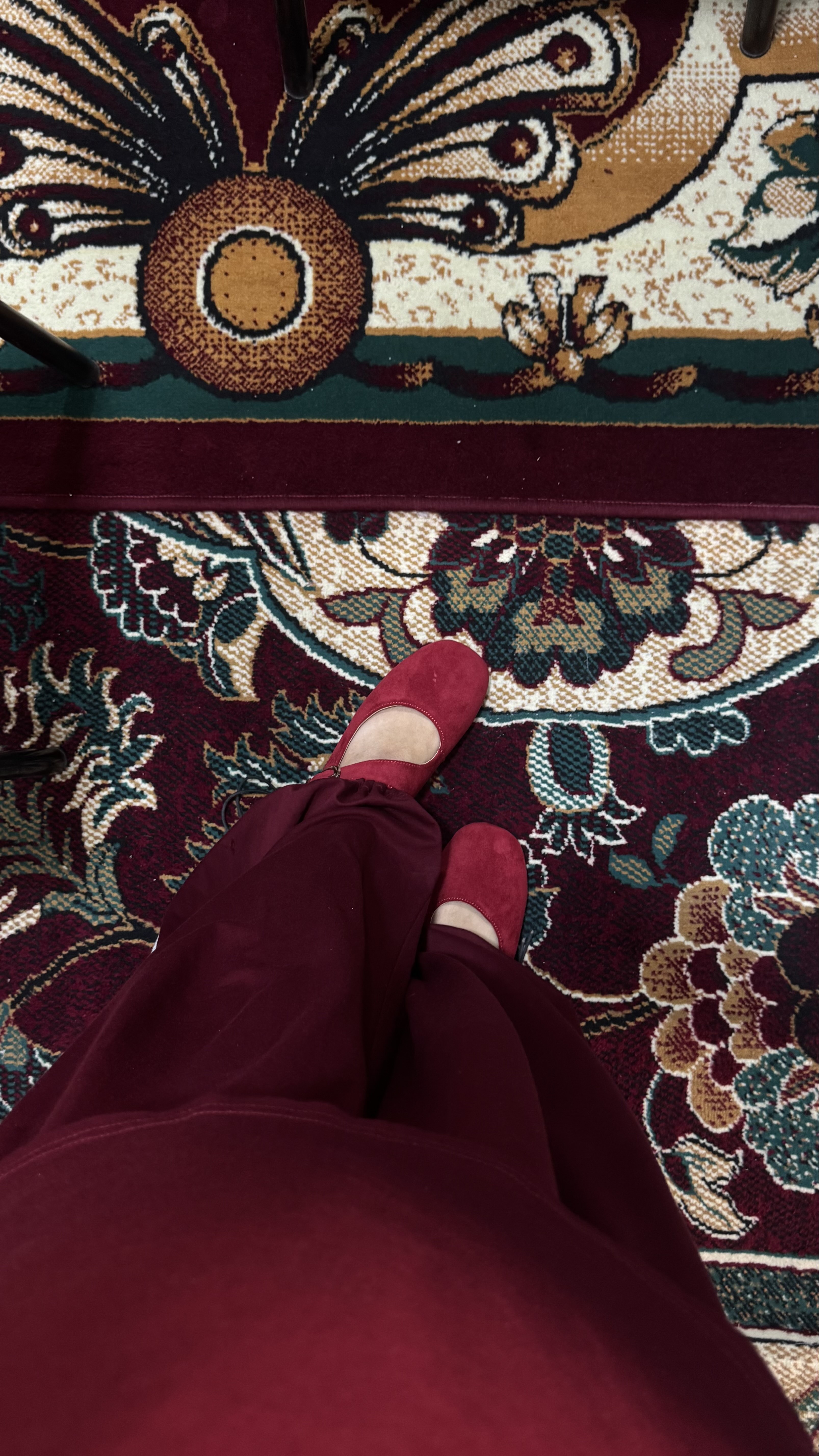 Ayollar uchun zamonaviy zamsh tufli – Mary Jane uslubidagi yopiq baletka