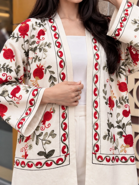 Ayollar uchun milliy naqshli oversize kardigan-poncho, 46–54 o‘lcham issiq va qulay modeli