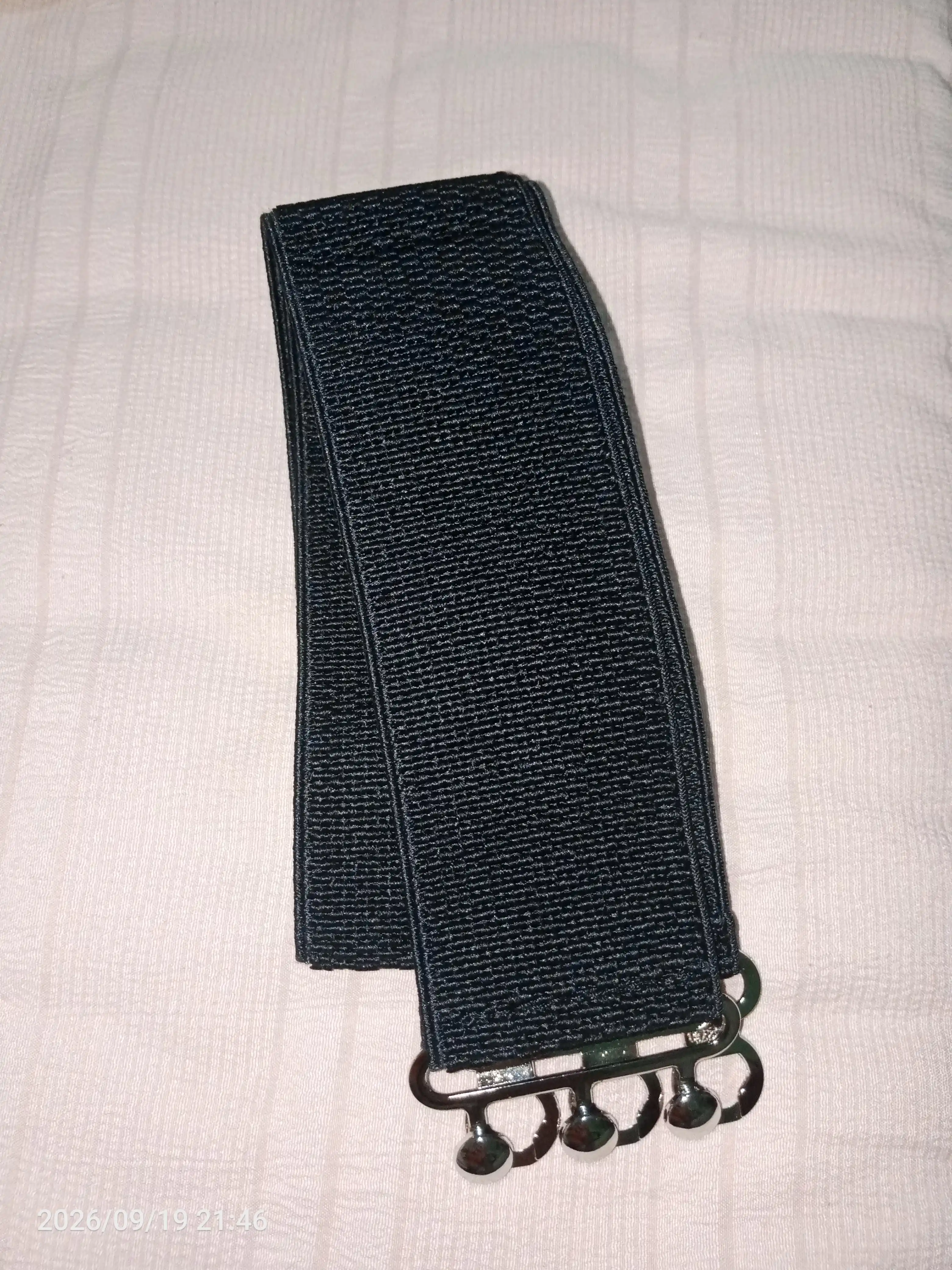 Ayollar kamar, rezinka, toka bilan