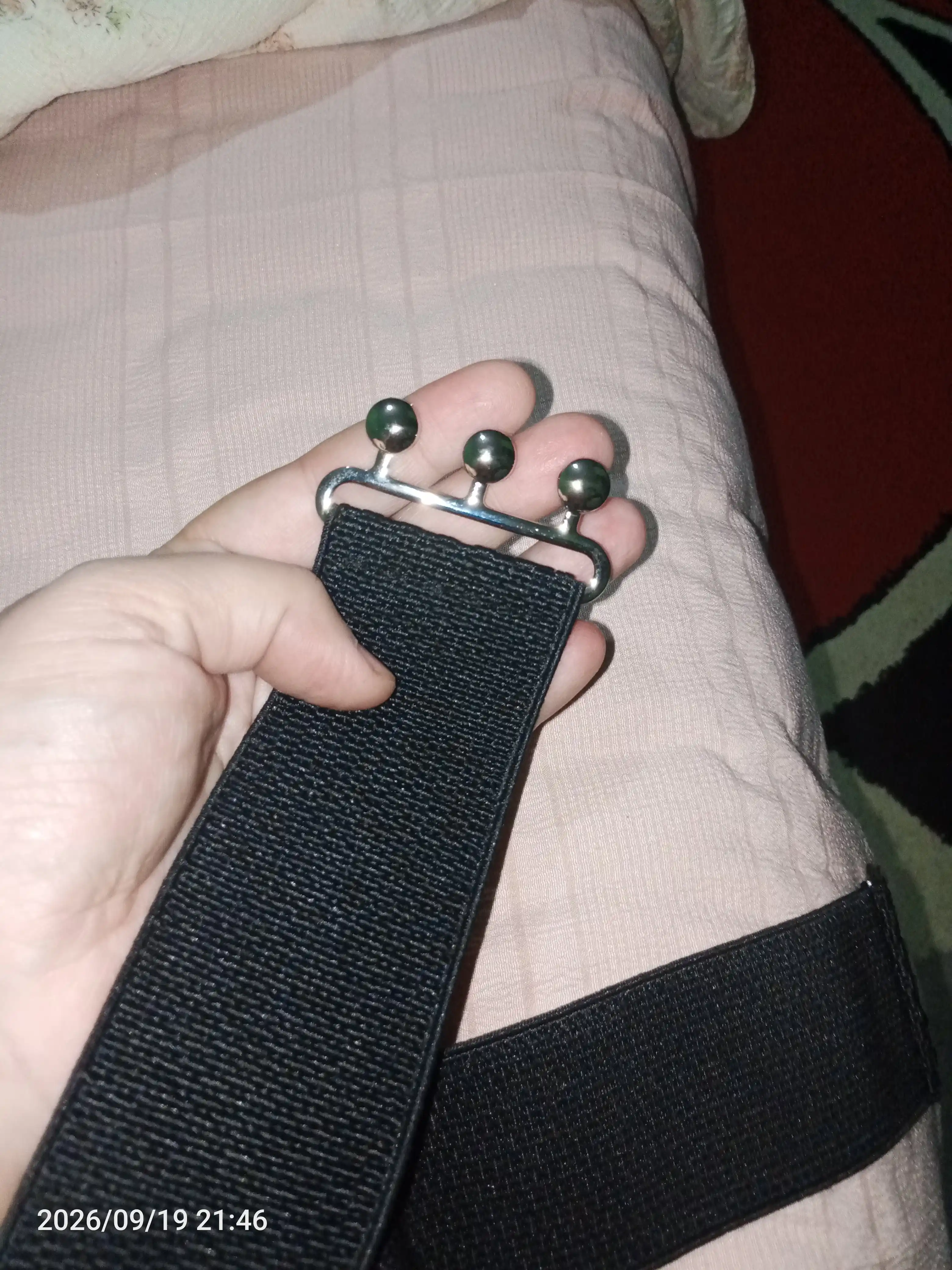 Ayollar kamar, rezinka, toka bilan