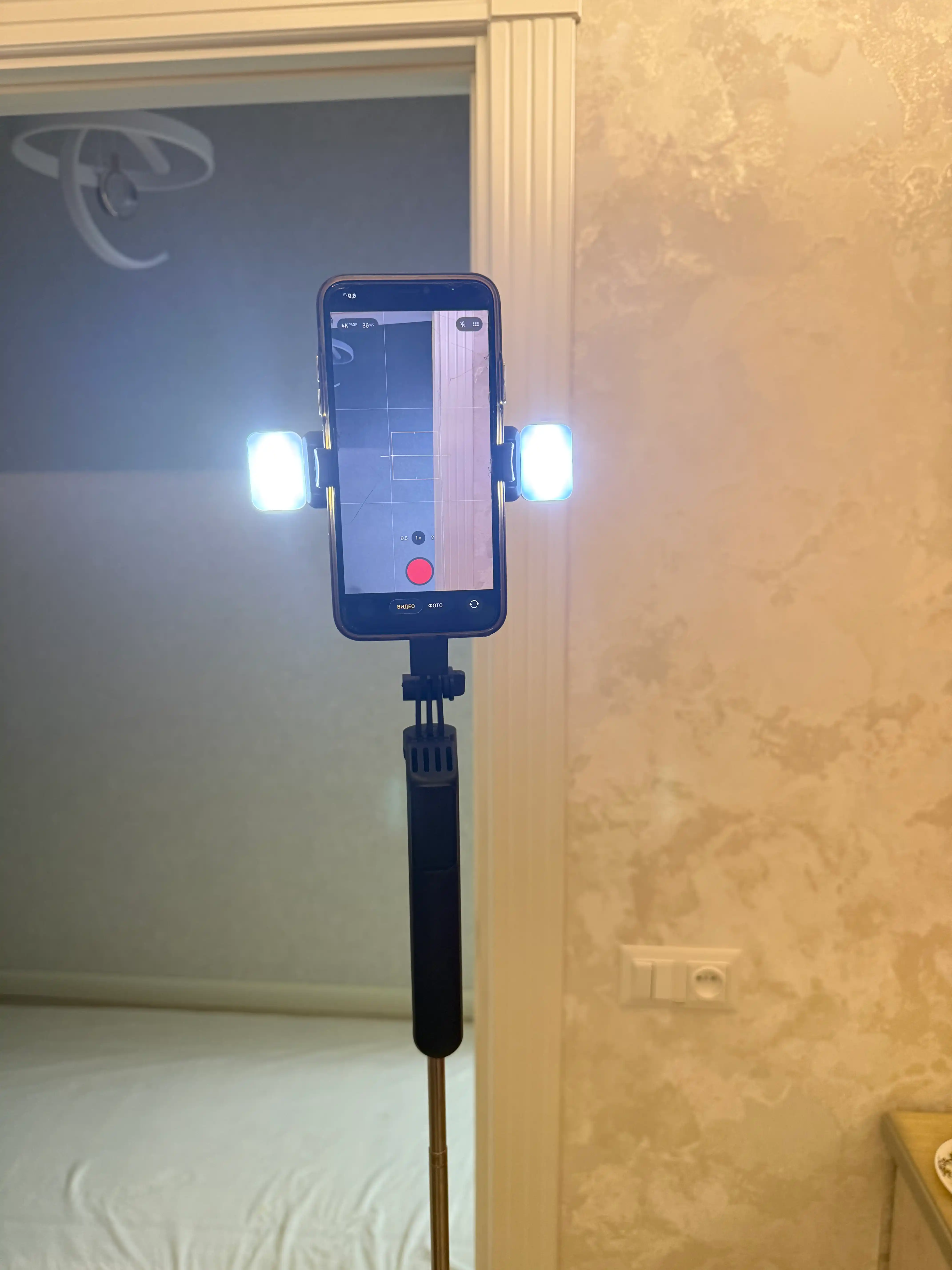 Монопод-трипод R16D для телефона, Bluetooth-пульт, 2 LED-подсветки,селфи палка,штатив