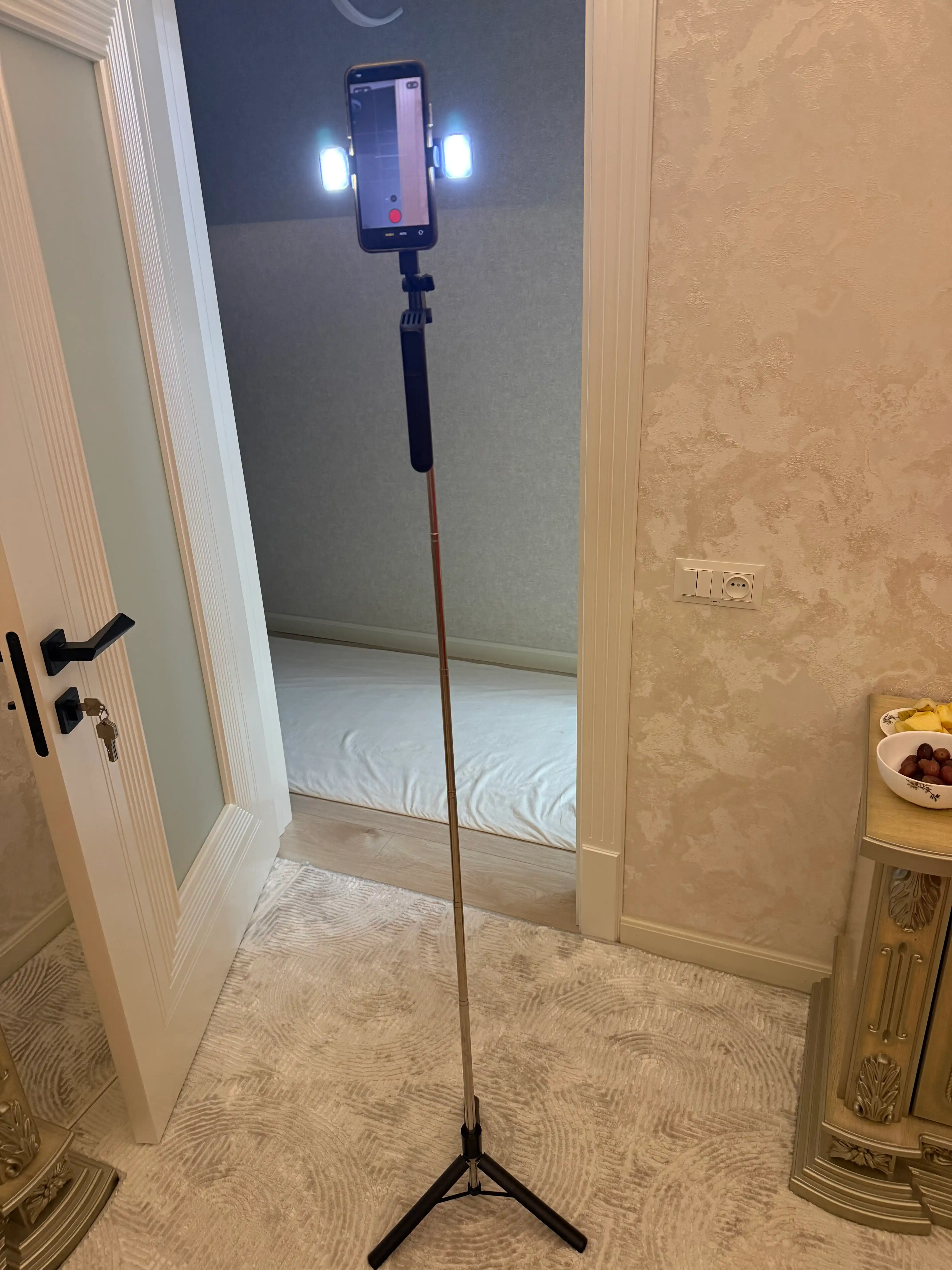 Монопод-трипод R16D для телефона, Bluetooth-пульт, 2 LED-подсветки,селфи палка,штатив