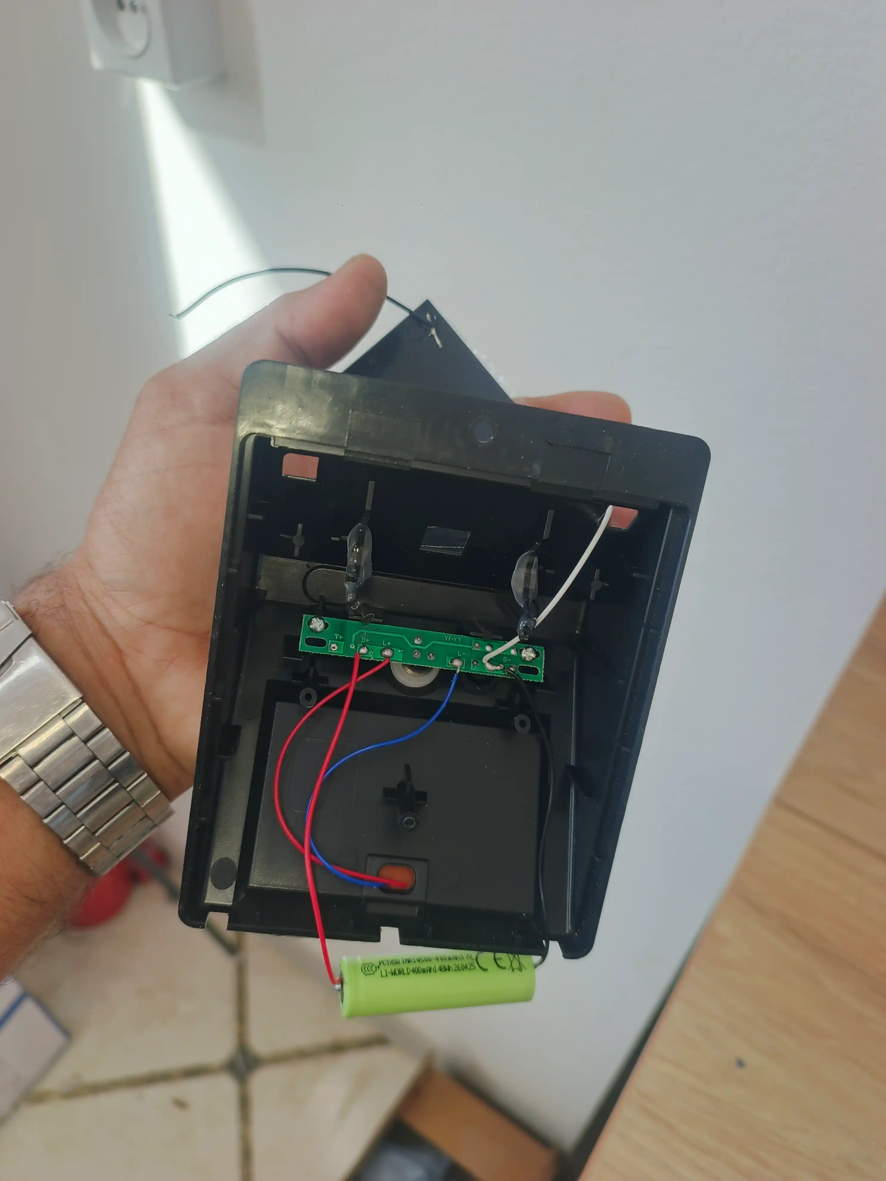 Quyosh energiyali devor chirog‘i 20 LED harakat datchikli tashqi yoritish