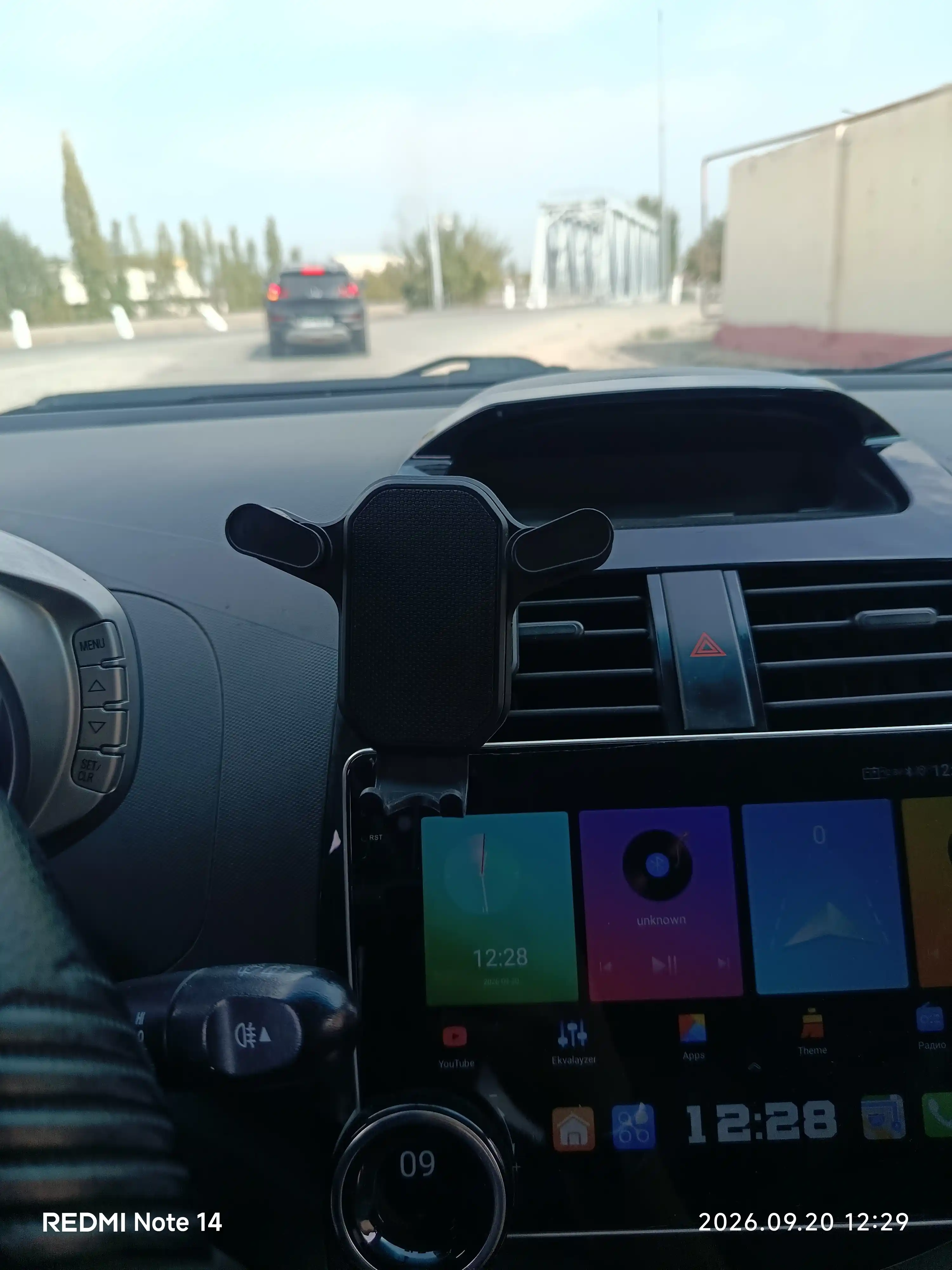 Автомобильный держатель для телефона в воздуховод универсальный