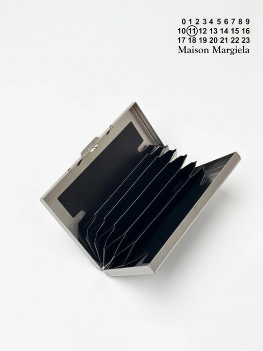 Metall kartxolder, vizitka g'ilofi va ixcham hamyon Maison Margiela Line 11