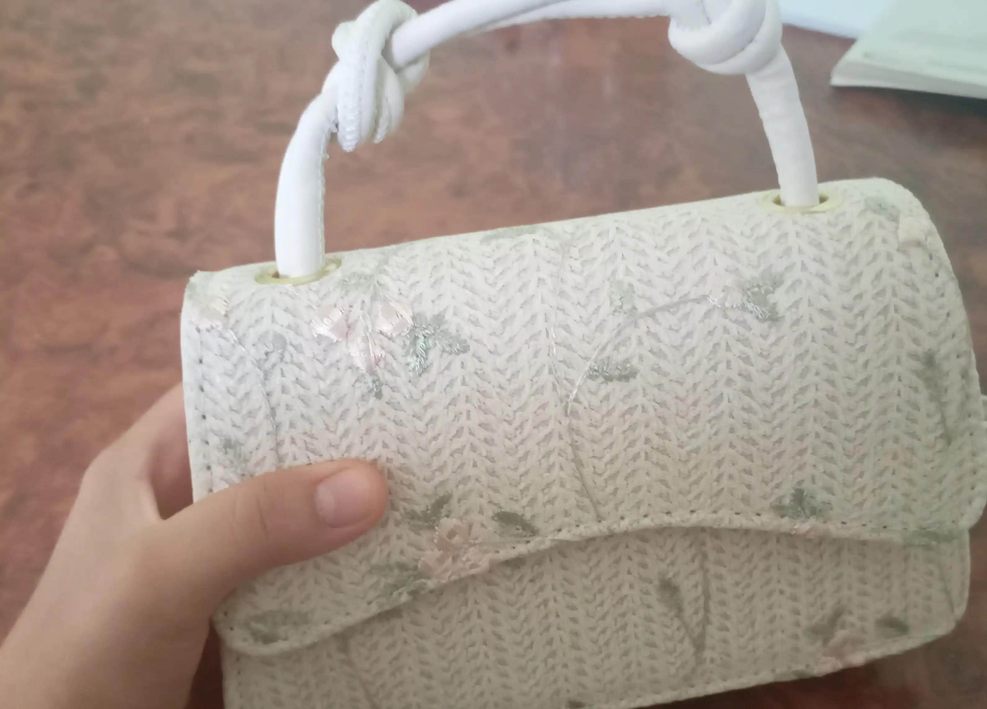 Ayollar sumkasi, yelka orqali va tutqichli, eko-charm sumkalar ayollar uchun
