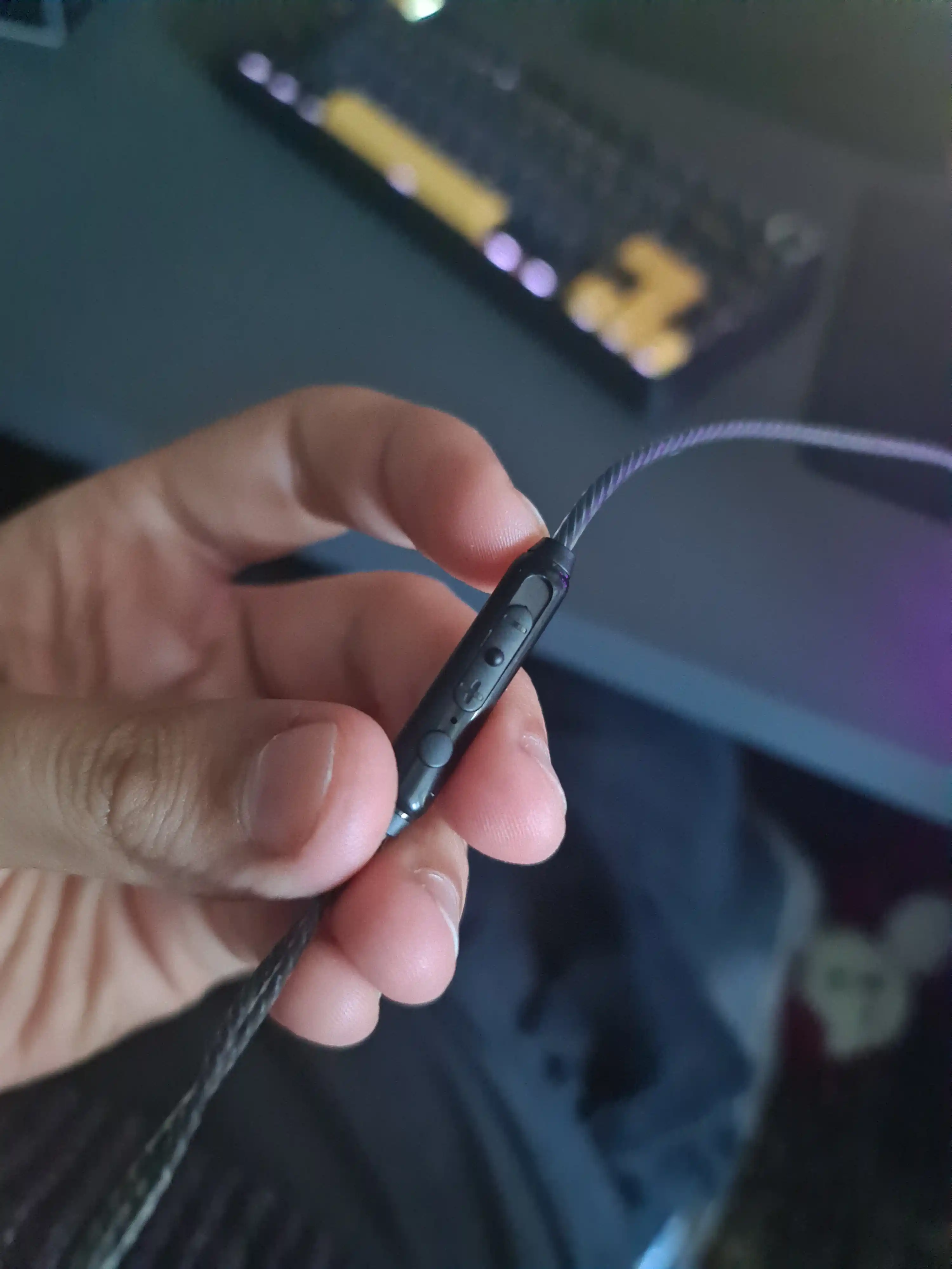 Hi-Fi simli o‘yin quloqchinlari mikrofonli, ajraladigan kabel, PC va telefon uchun