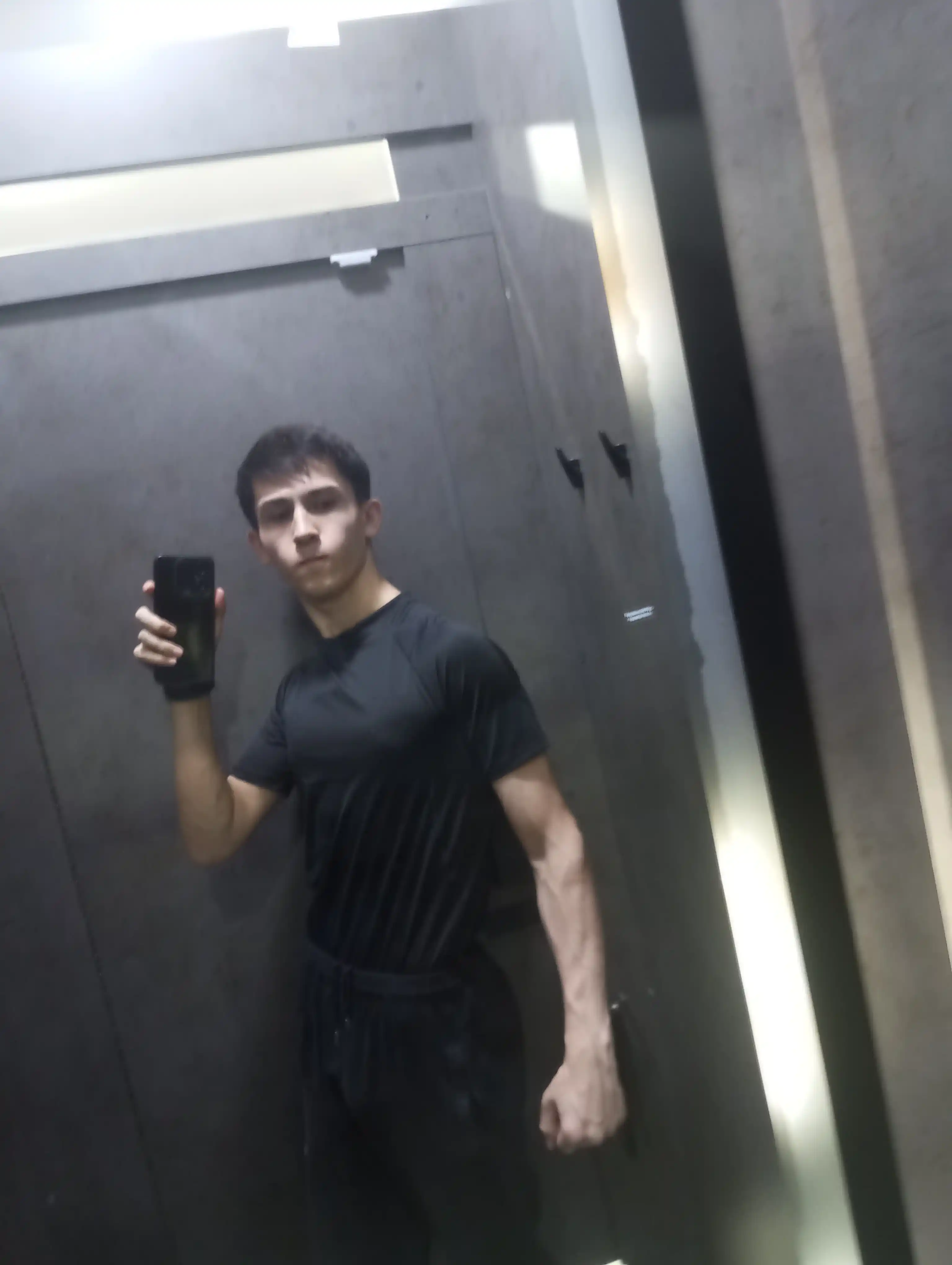 Erkaklar uchun kompression sport futbolkasi zal va fitnes uchun rashgard