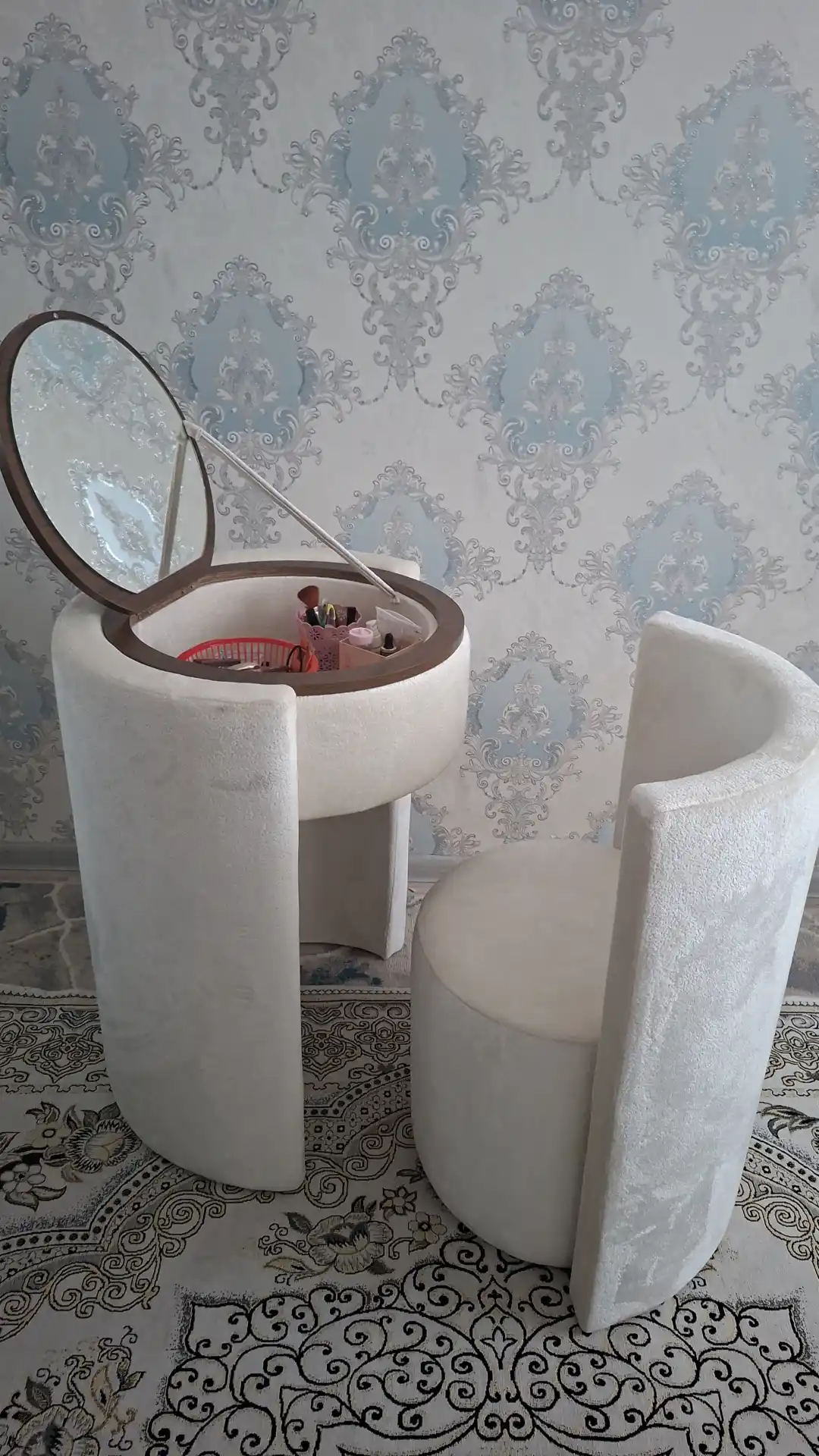 Kosmetika stoli, makiyaj stoli, ko‘zguli stol, pufik bilan to‘plam