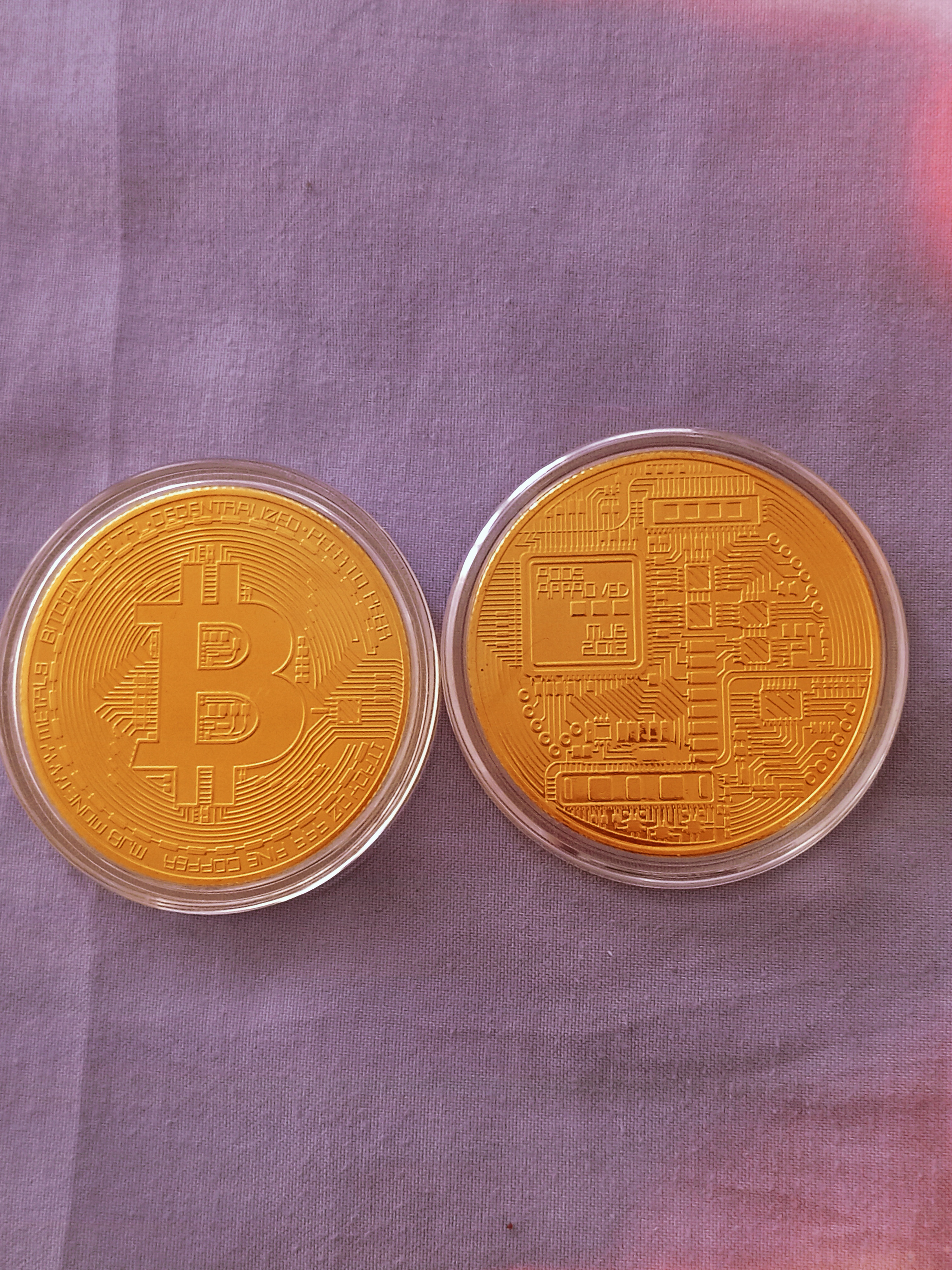 Suvenir "Bitcoin" tangasi, kriptovalyuta plastik idishda