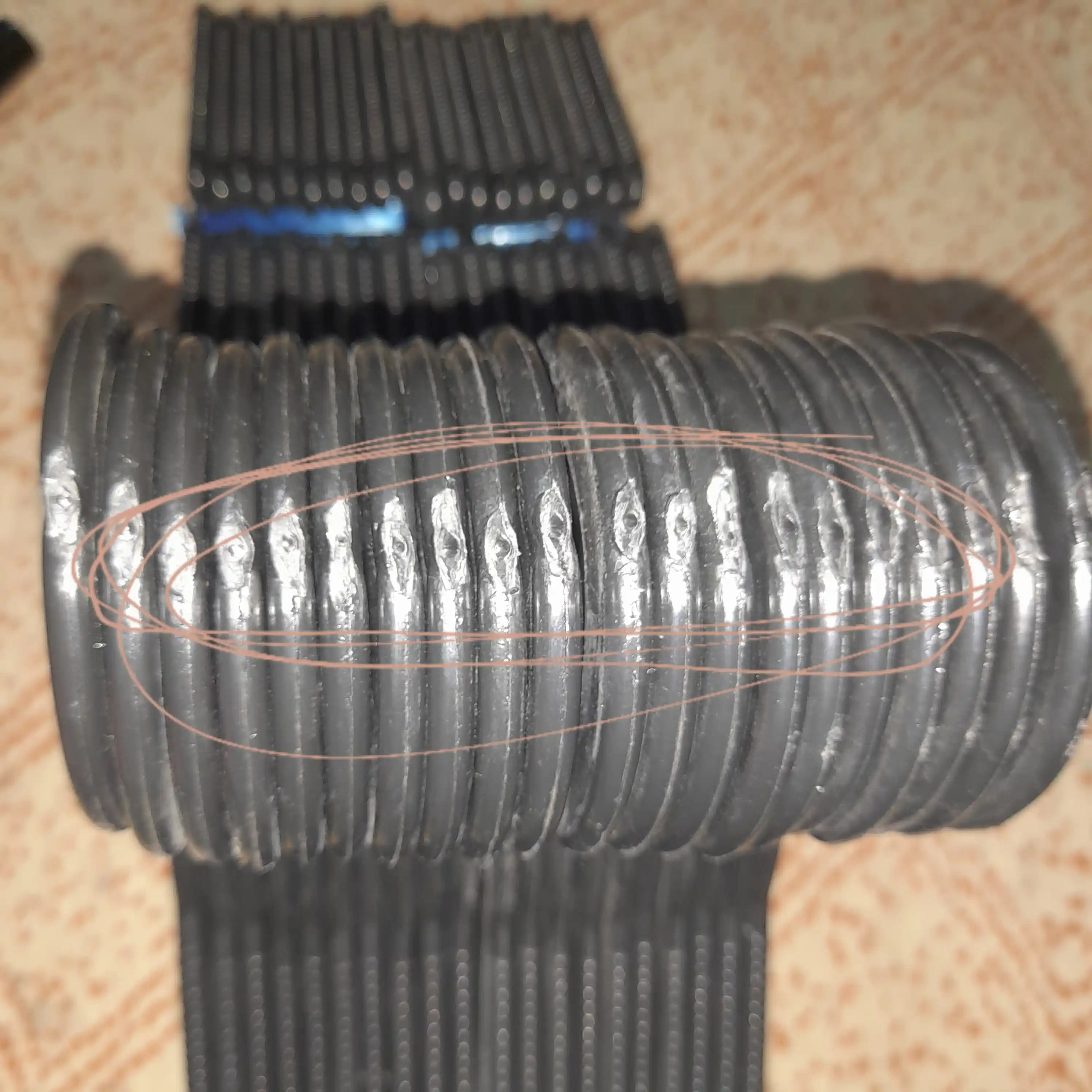 Ustki kiyim va shimlar uchun veshalkalar, plastmassa, tishli veshalka