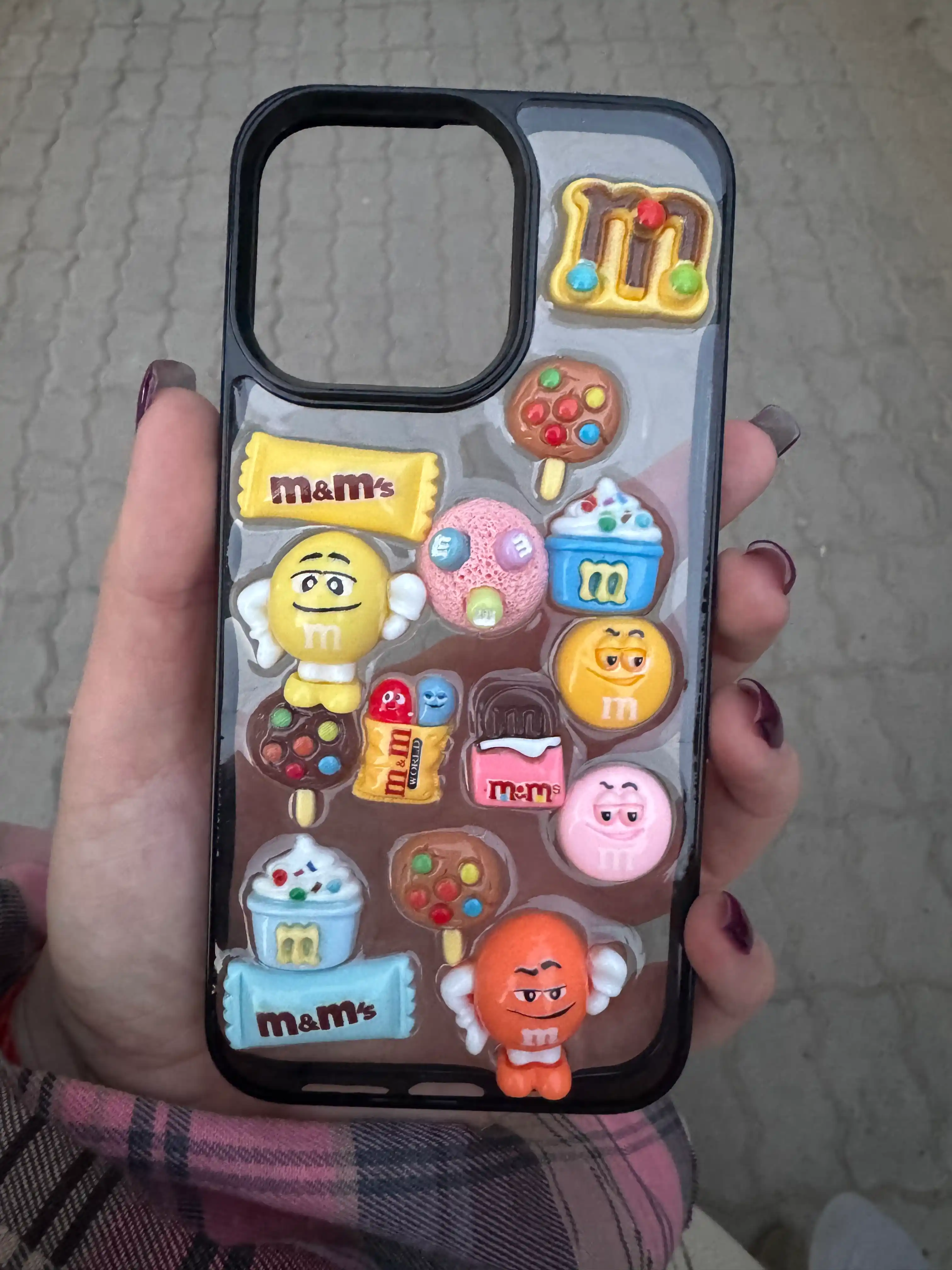 Strazali va bo'rtma naqshli iPhone uchun matviy g'ilof