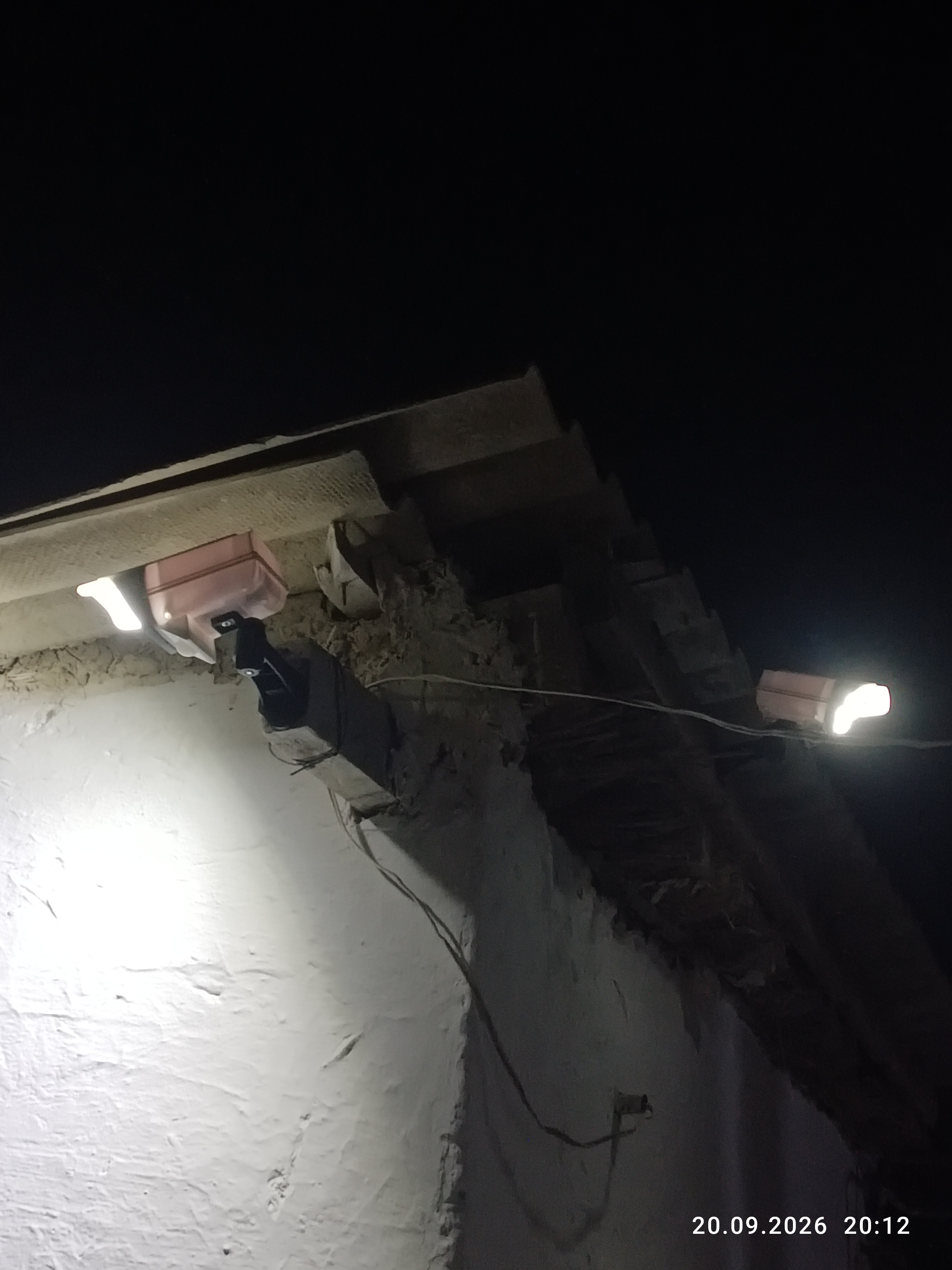 Quyosh energiyali devor chirog‘i kamera maketi, harakat datchigi, 3 rejim, pult, IP65