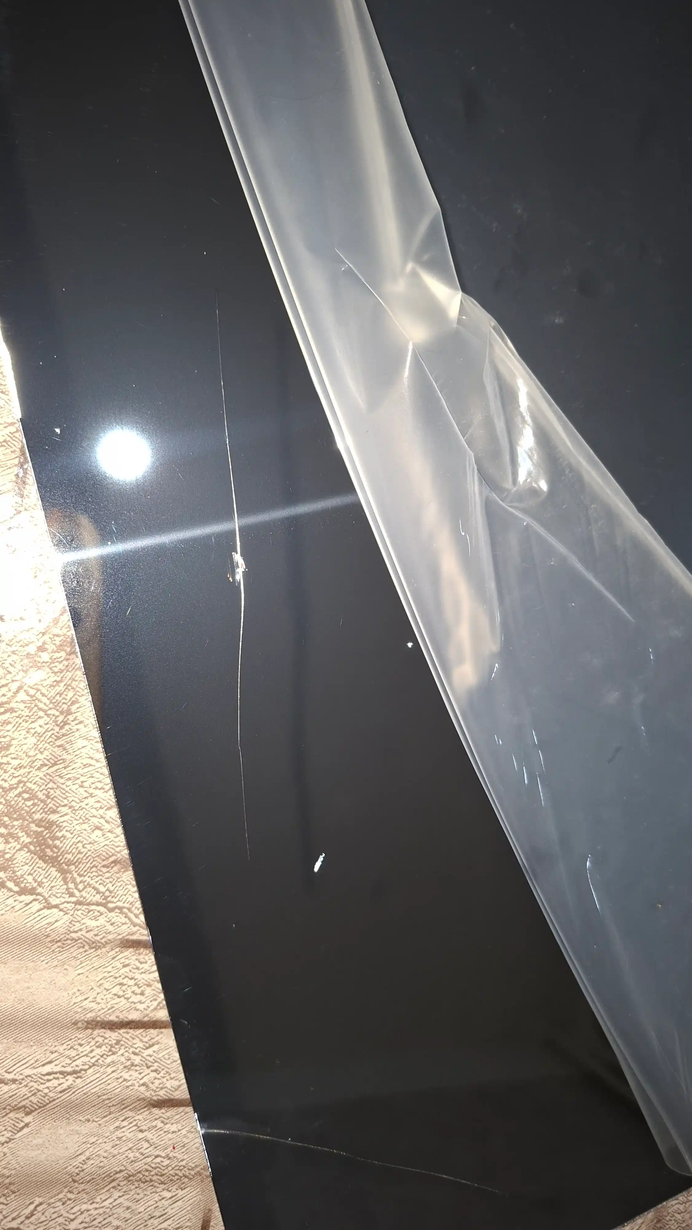 Devorga yopishtiriladigan, plastik oyna