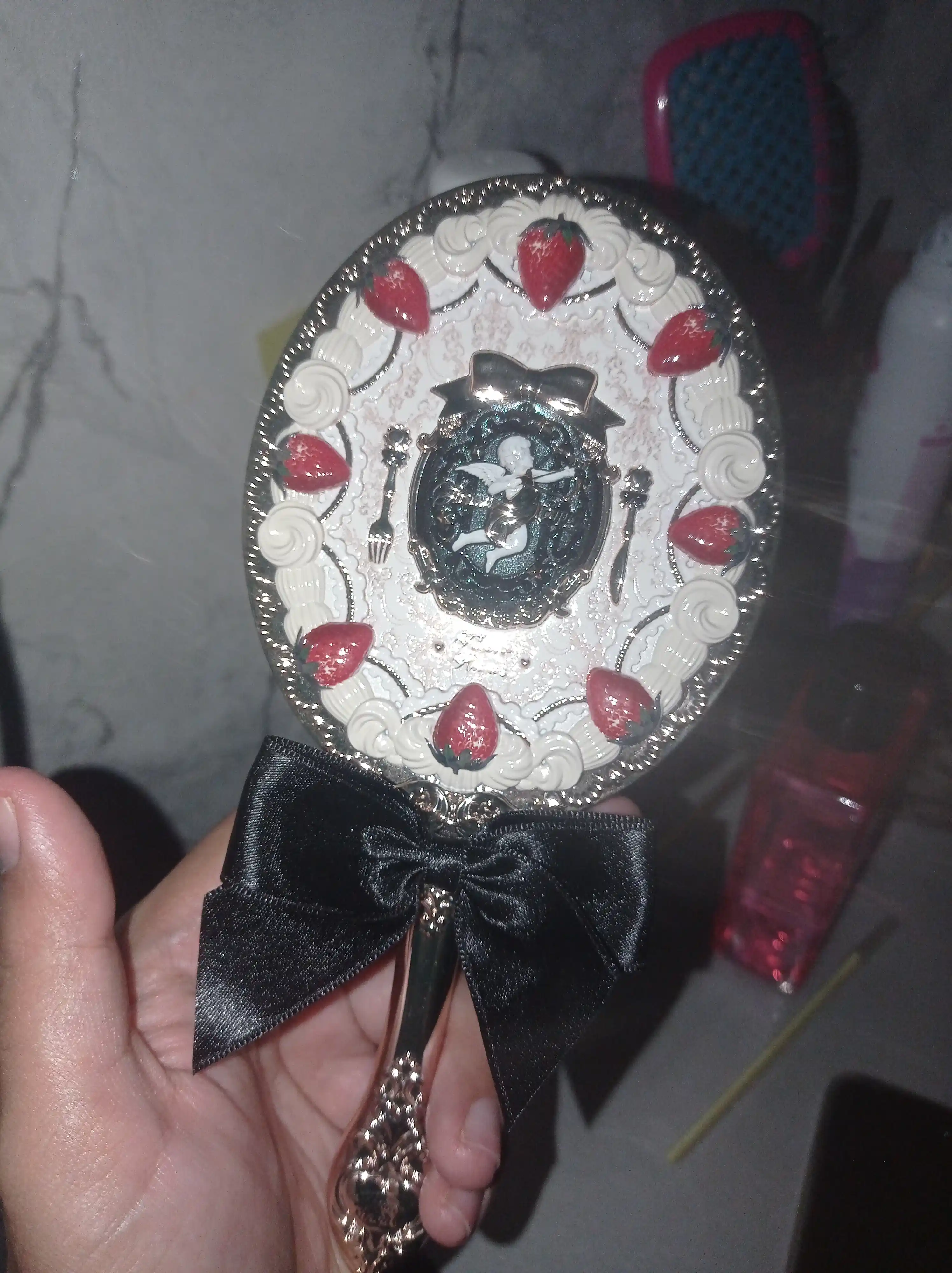 Flower Knows Strawberry Cupid qulupnay va bantli qo‘l kosmetik oynasi