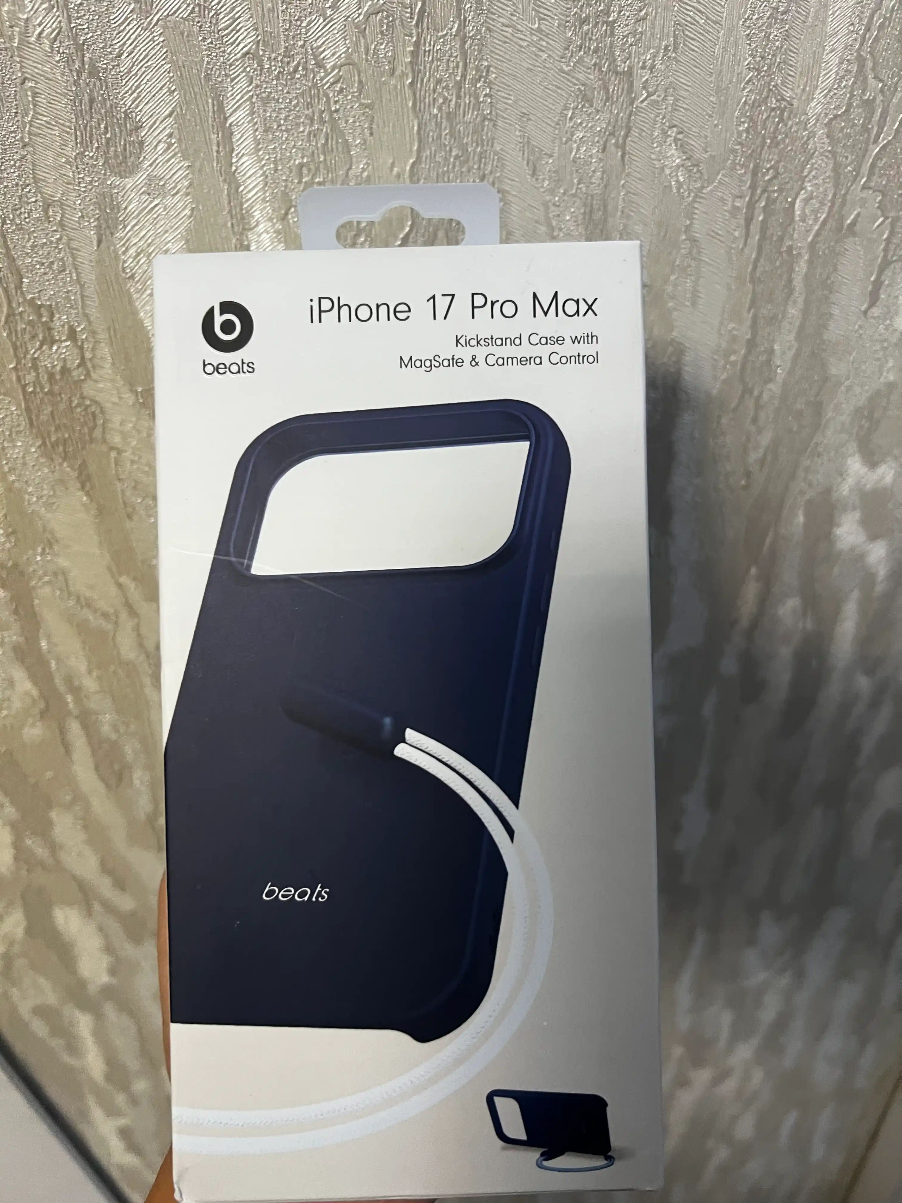 Чехол Beats Camera Control для iPhone 17 Pro Max с ремешком-брелком