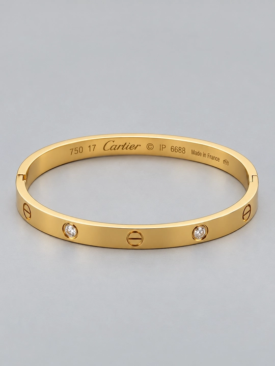 Cartier uslubidagi bilaguzuk va bilakuzuklar to'plami