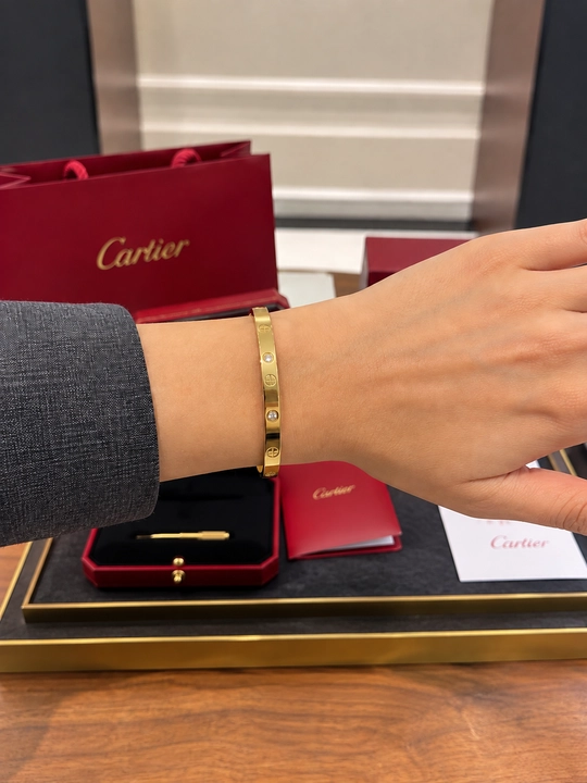 Cartier uslubidagi bilaguzuk va bilakuzuklar to'plami