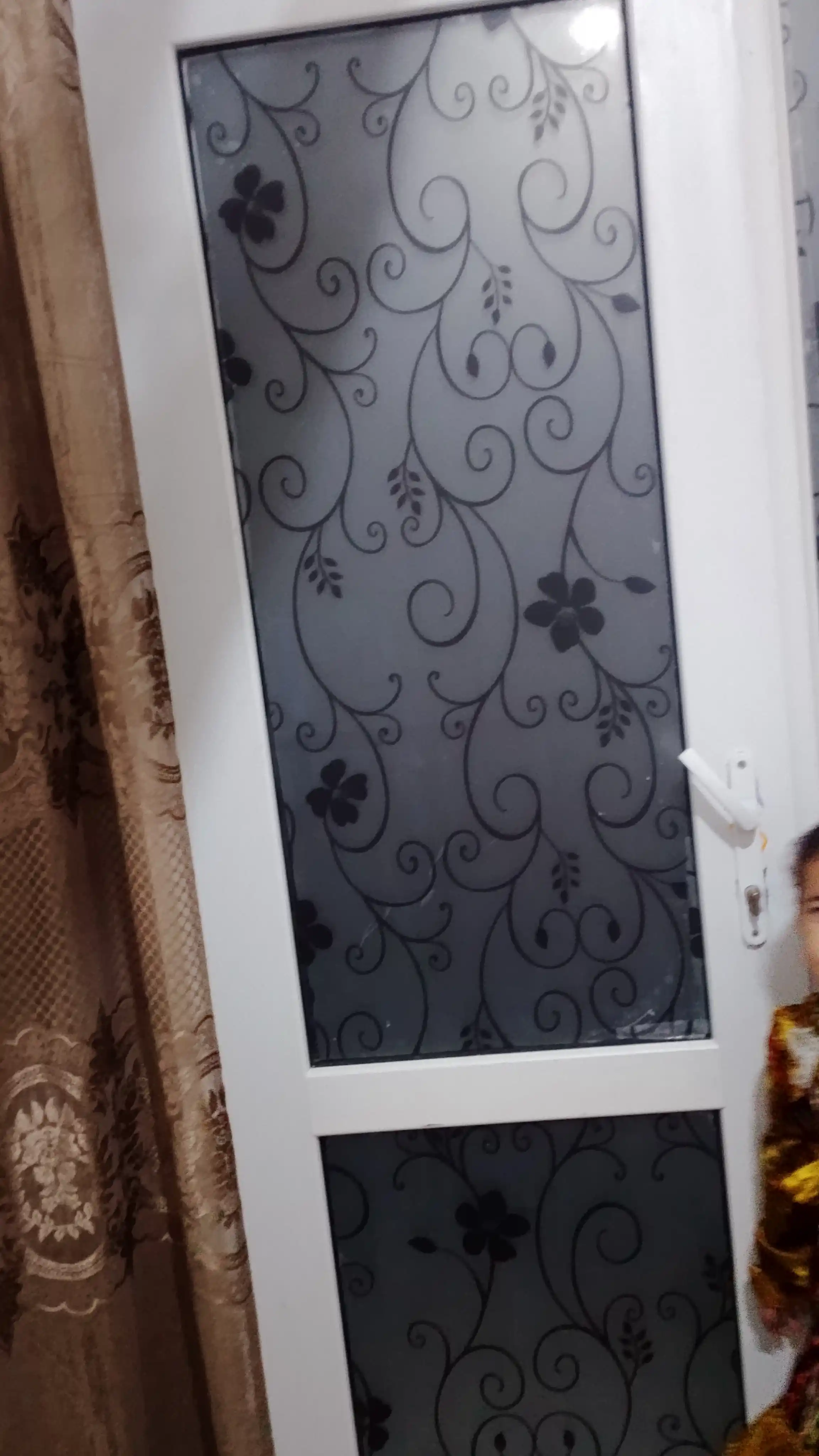 Quyoshdan himoyalovchi plyonka, derazalarga xira yopishtirma, dekorativ