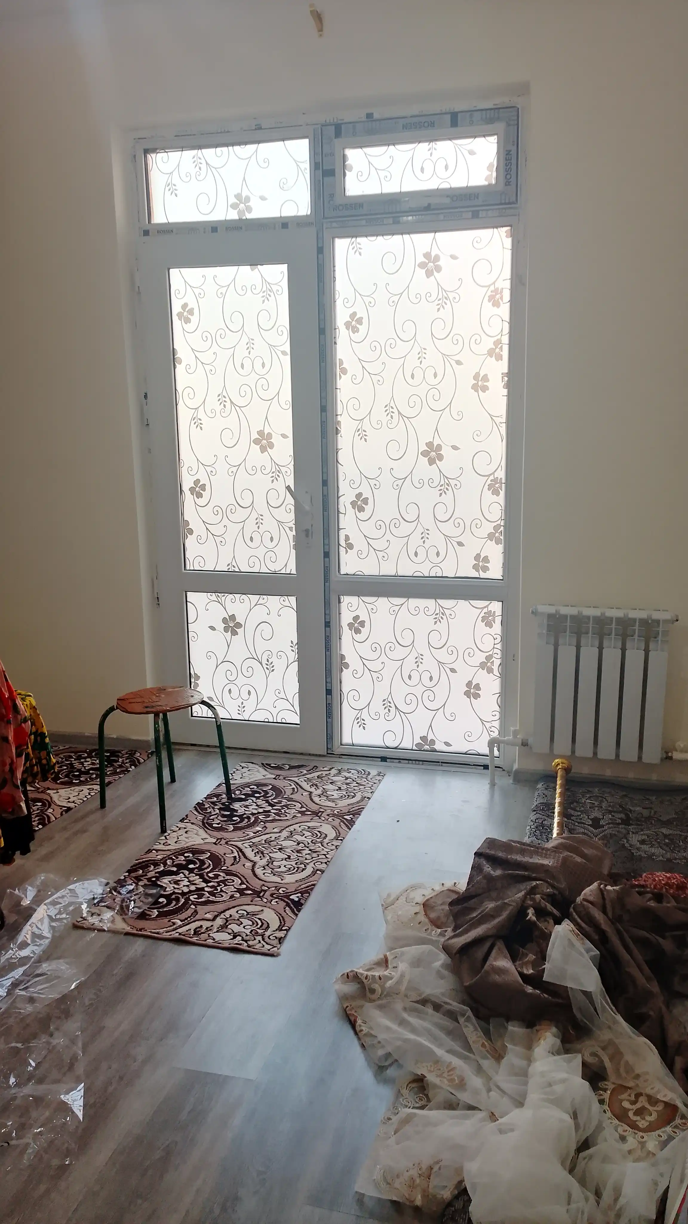 Quyoshdan himoyalovchi plyonka, derazalarga xira yopishtirma, dekorativ