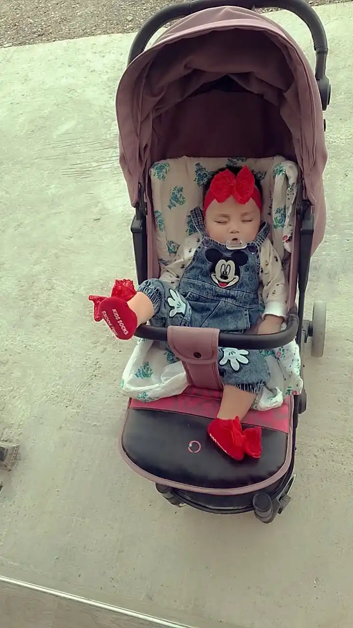 Qizlar va yangi tug‘ilgan chaqaloqlar uchun paypoq va bosh bog‘ichlar to‘plami