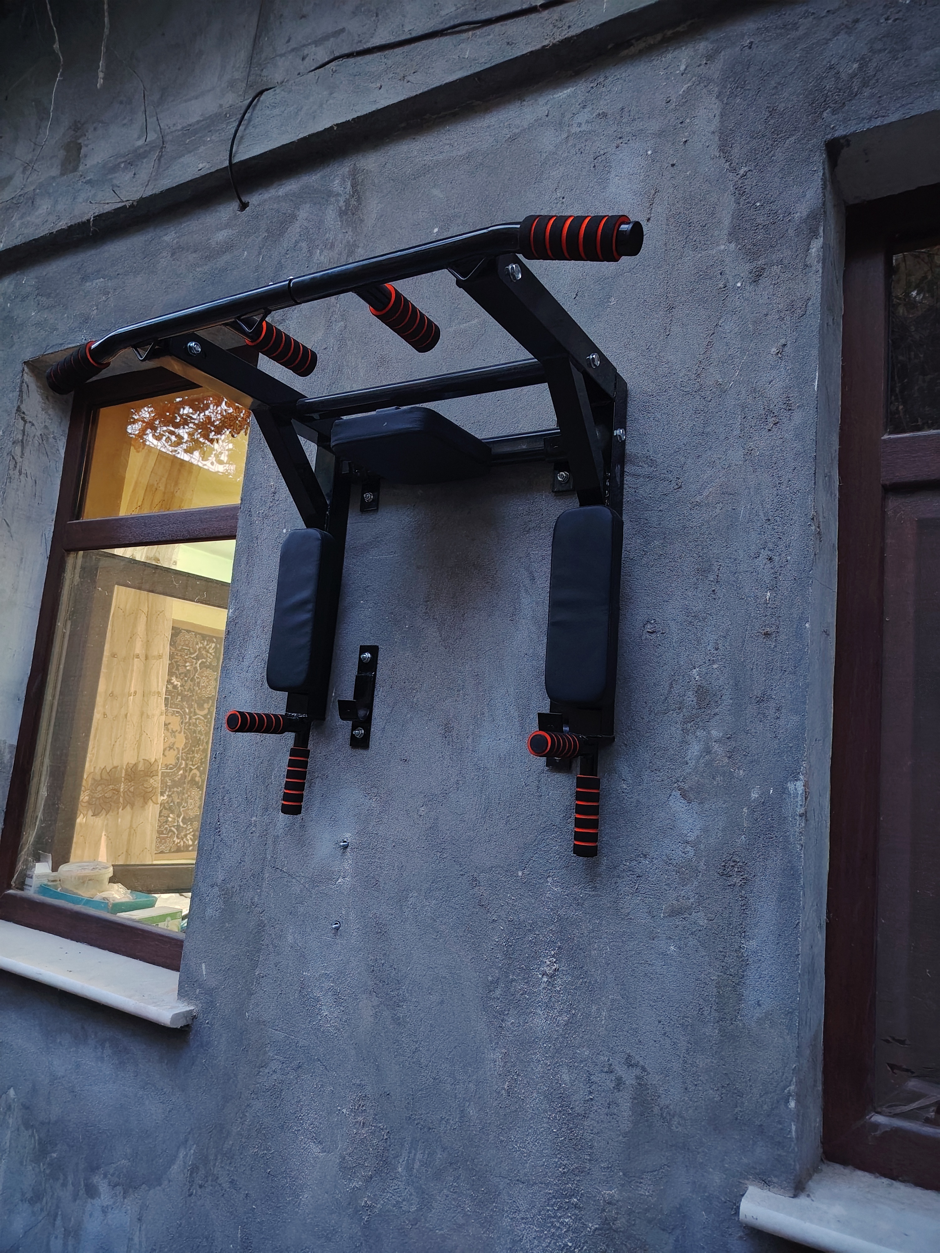 Devorga o'rnatiladigan turnik 3 ta 1 da, brusya va press uchun, 120 kg, 95x77 sm