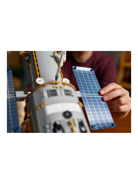 Конструктор LEGO Icons Космический телескоп Хаббл 11382
