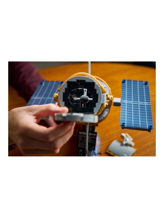 Конструктор LEGO Icons Космический телескоп Хаббл 11382