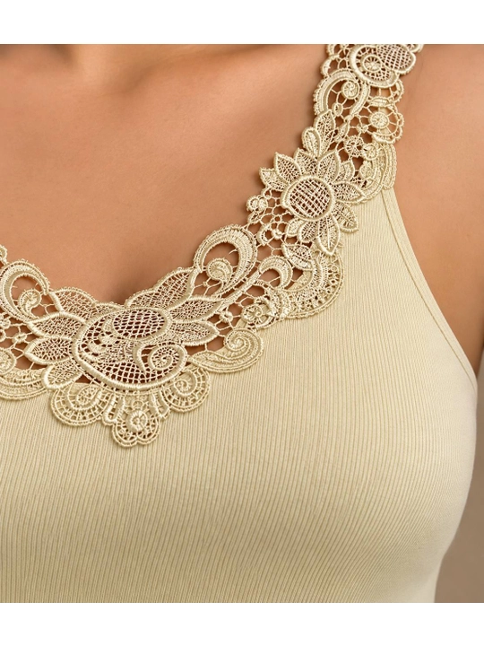 Ozkan Underwear ayollar maykasi — yumshoq paxta, nafis to‘r, qulay va bej rang